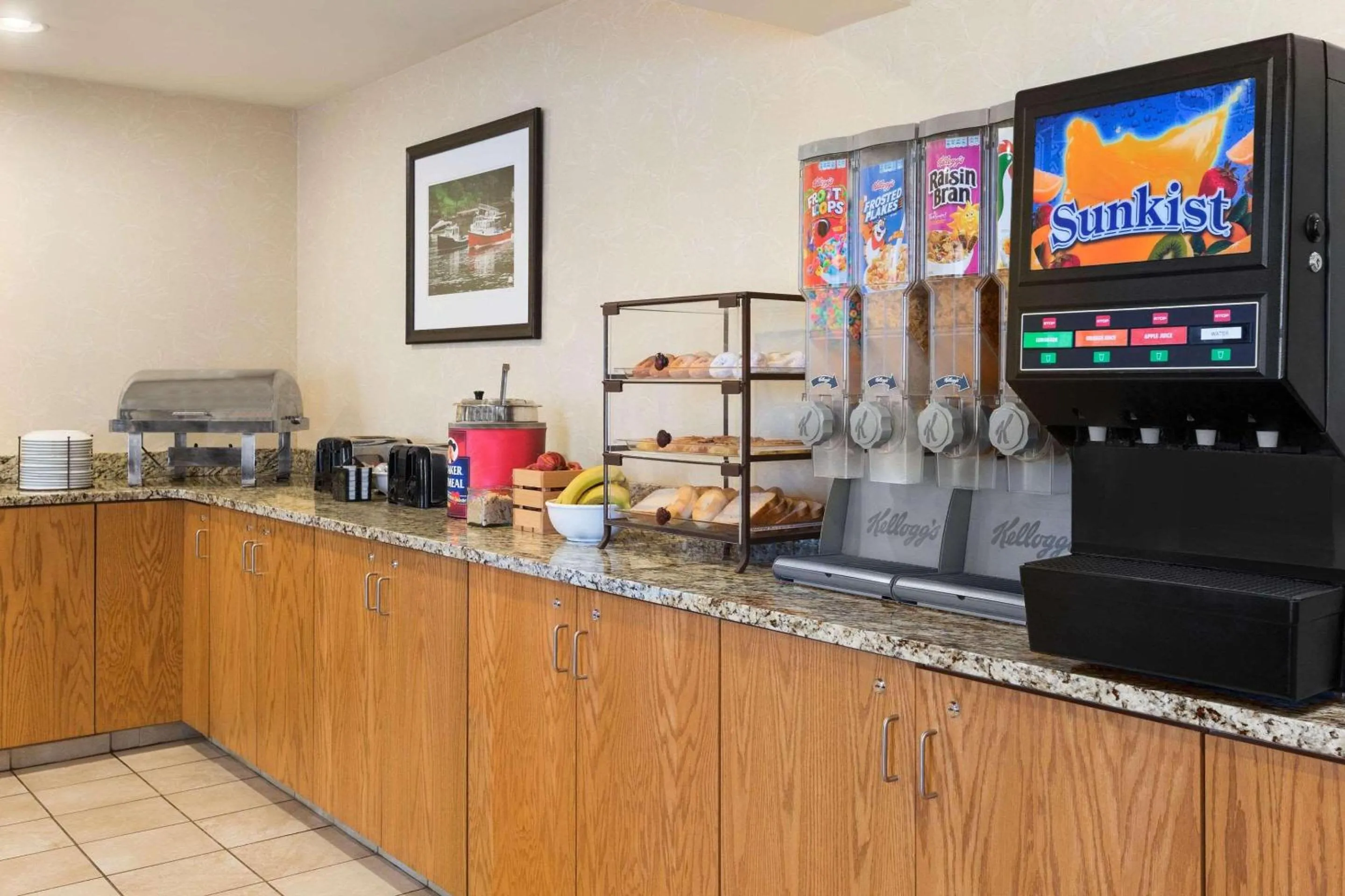 Breakfast in Country Inn & Suites by Radisson, Holland, MI