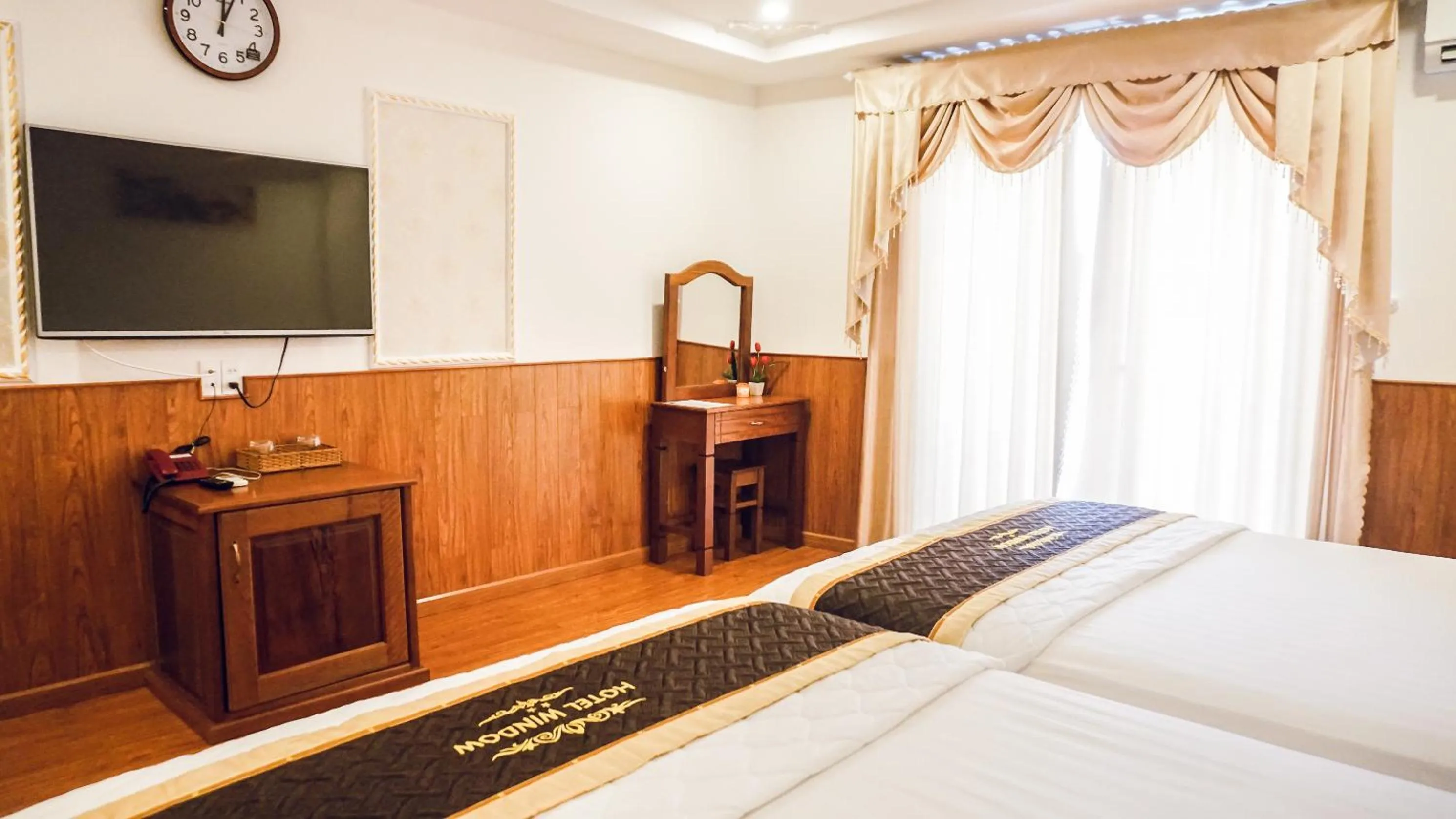 Photo of the whole room, Bed in Window 1 Hotel