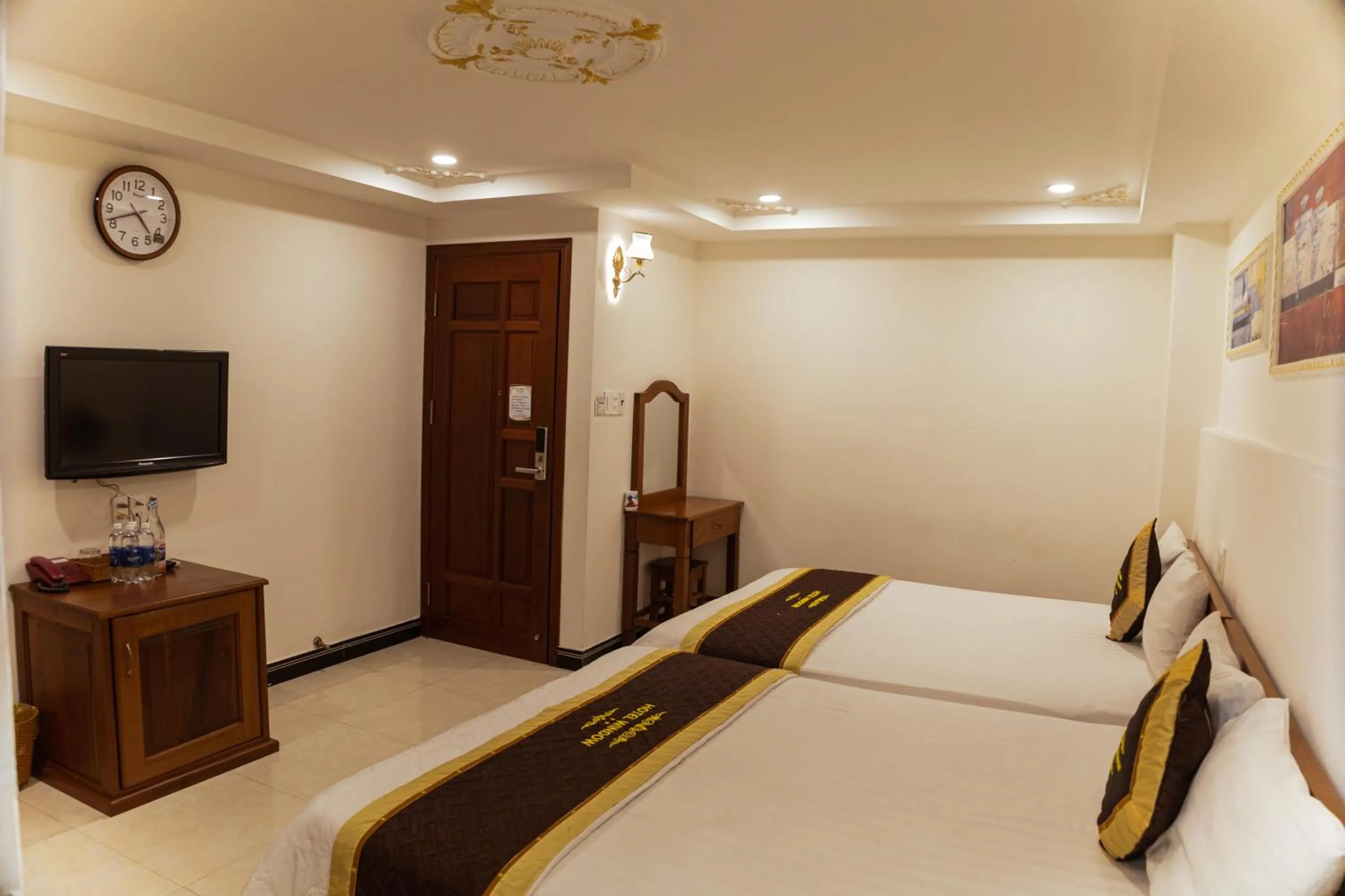 Photo of the whole room, Bed in Window 1 Hotel