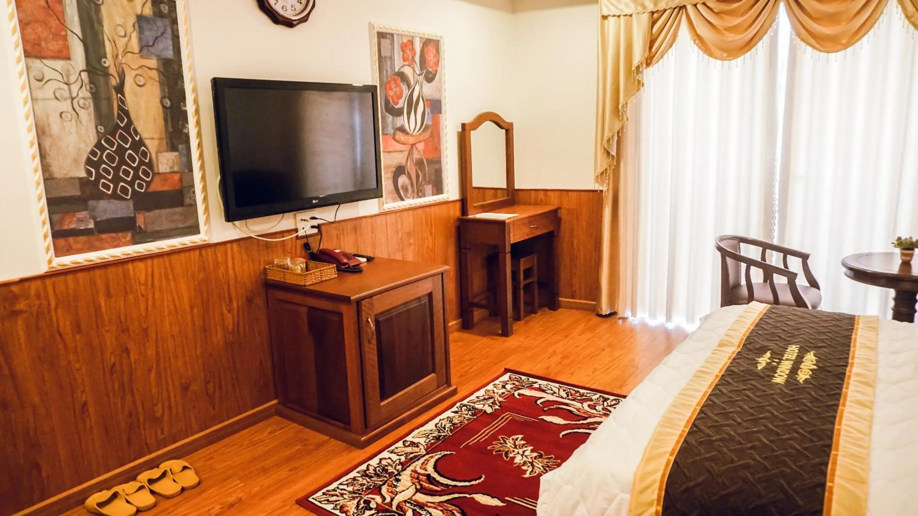 Photo of the whole room, Bed in Window 1 Hotel