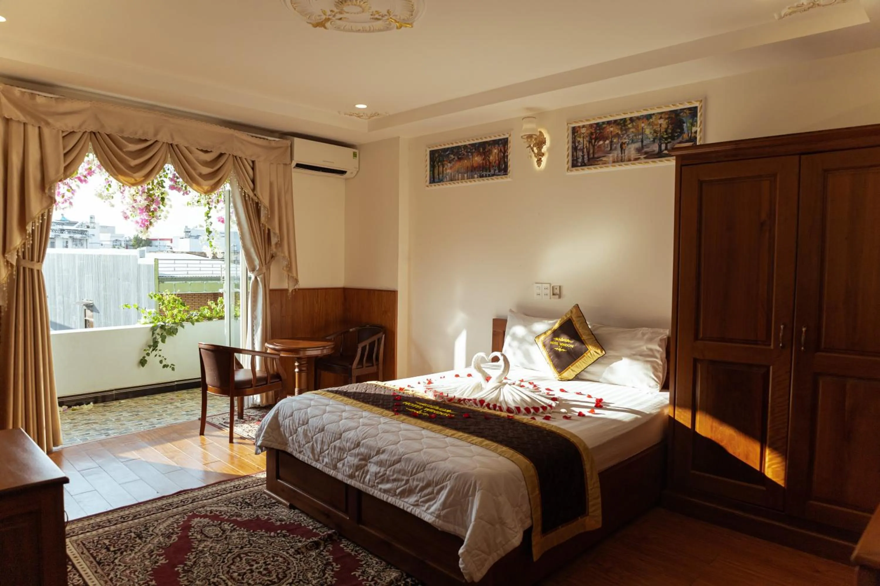 Photo of the whole room, Bed in Window 1 Hotel