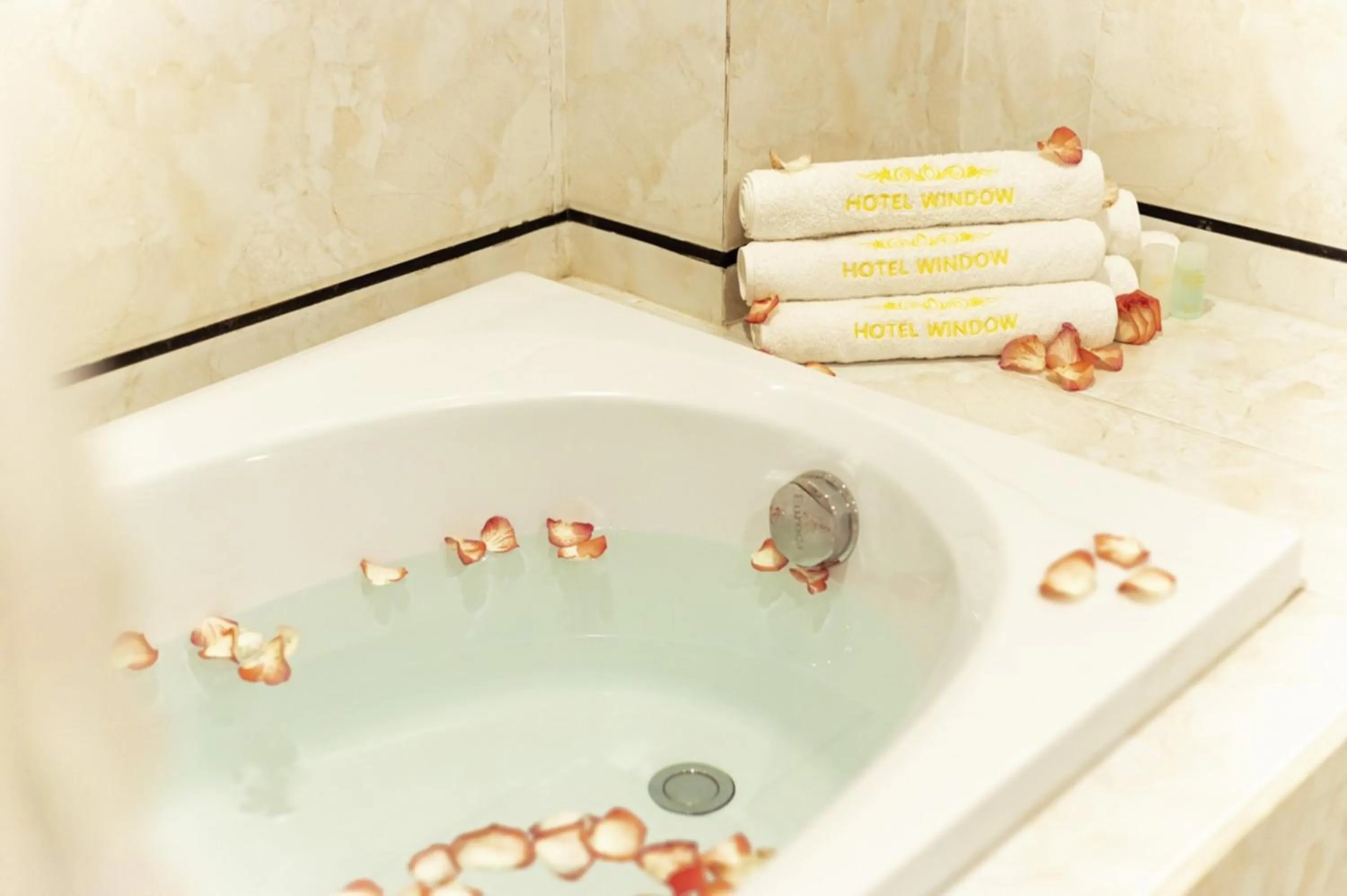 Bath in Window 1 Hotel