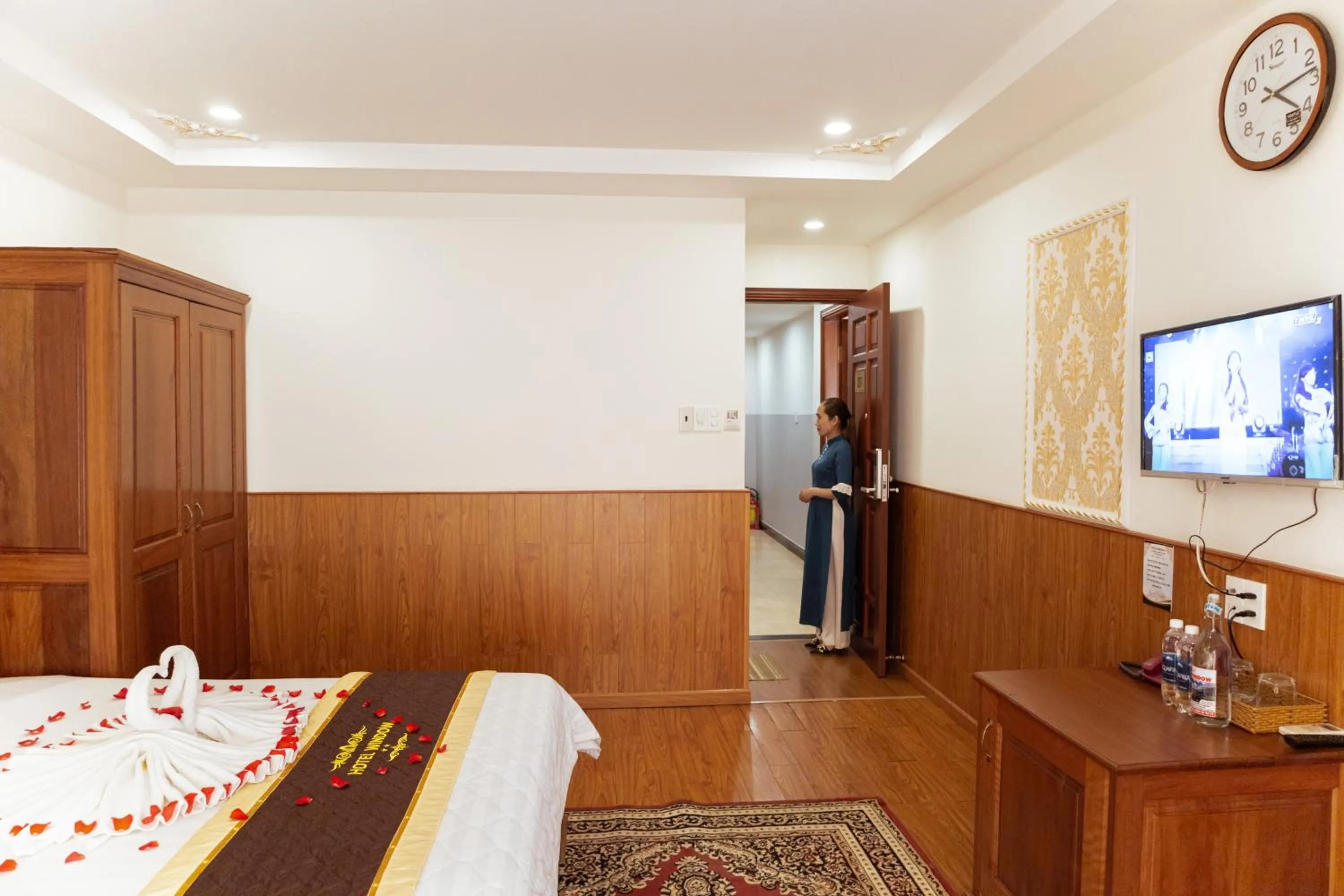 Photo of the whole room, Bed in Window 1 Hotel