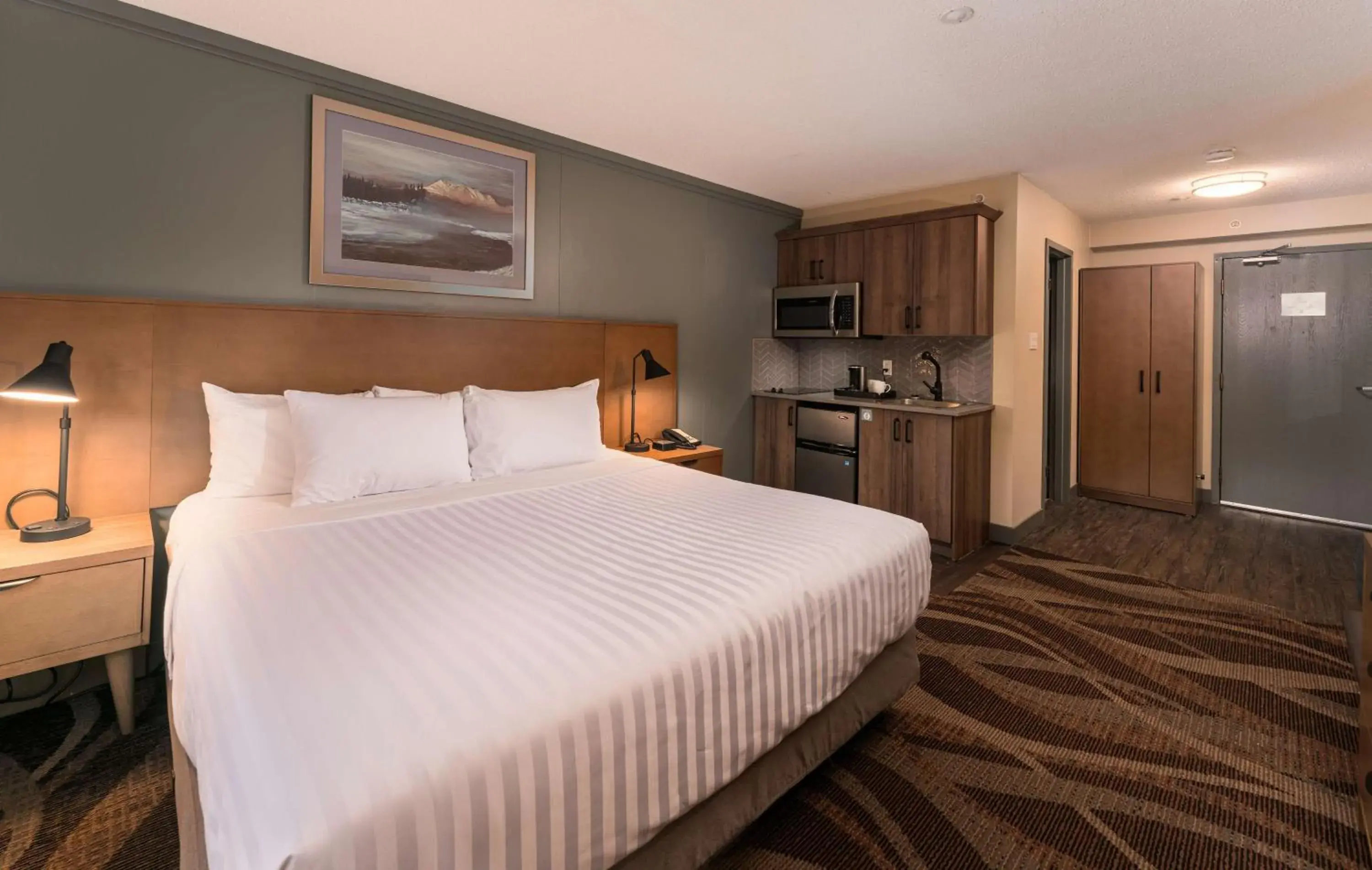 King Room with Kitchenette and Mountain View - Non-Smoking in Prestige Hudson Bay Lodge & Conference Centre, WorldHotels Crafted Collection King Room with Kitchenette and Mountain View - Non-Smoking in Prestige Hudson Bay Lodge & Conference Centre, WorldHotels Crafted Collection
