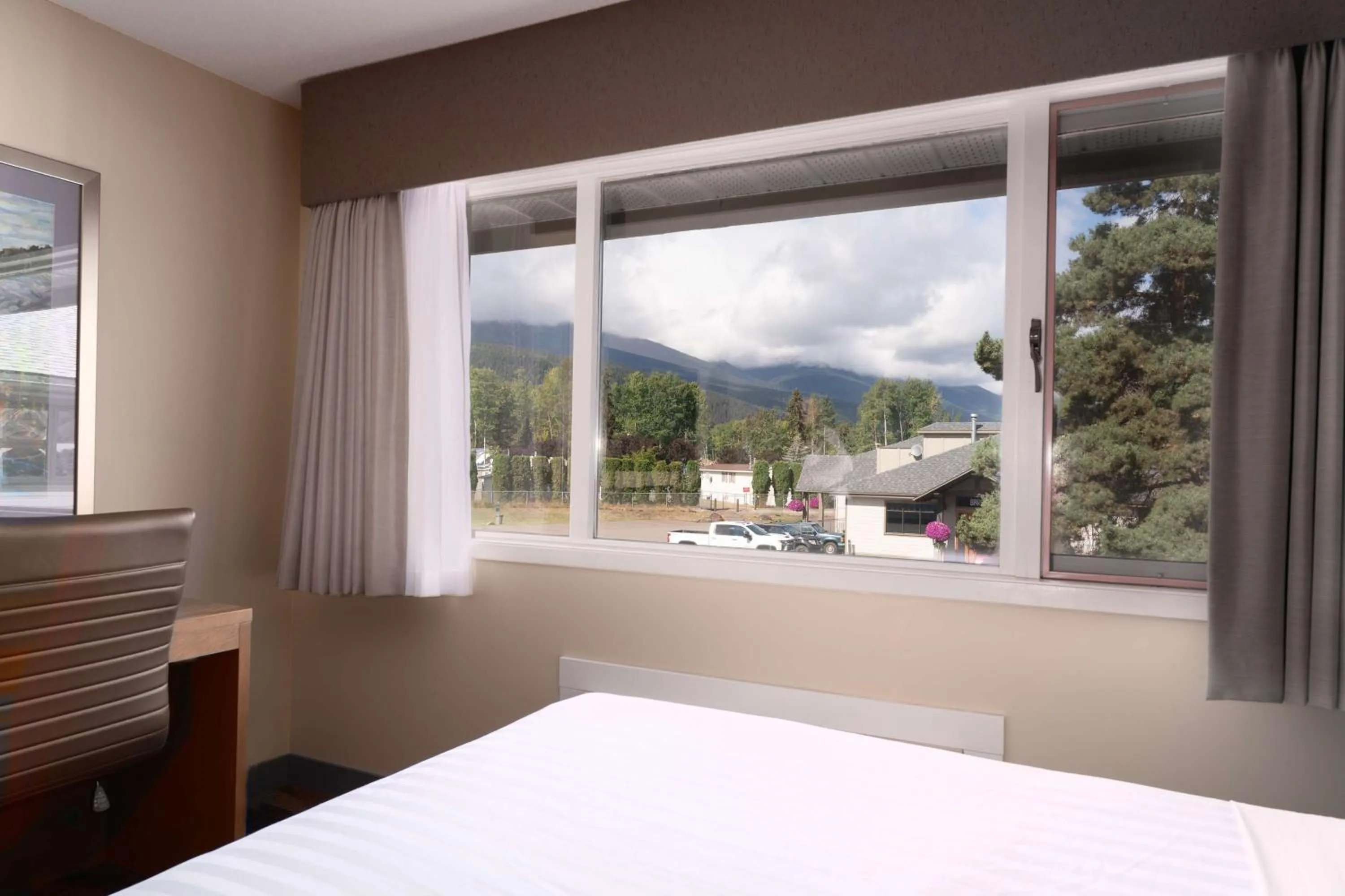 Bedroom, Bed in Prestige Hudson Bay Lodge & Conference Centre, WorldHotels Crafted Collection