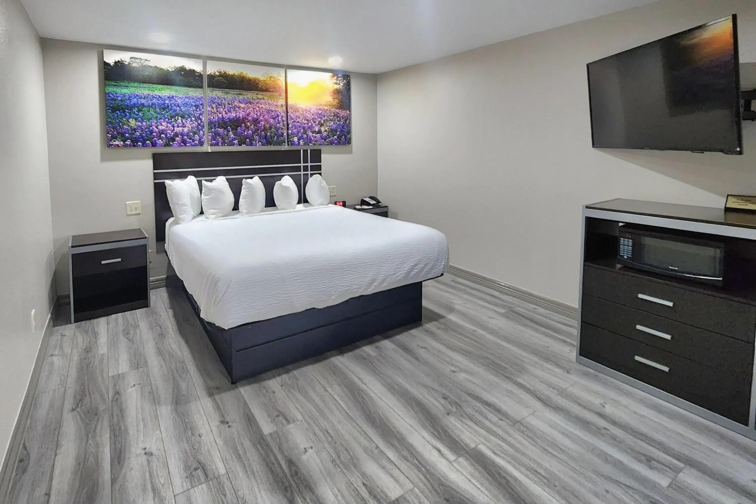 Photo of the whole room, Bed in Days Inn by Wyndham Baytown TX Photo of the whole room, Bed in Days Inn by Wyndham Baytown TX