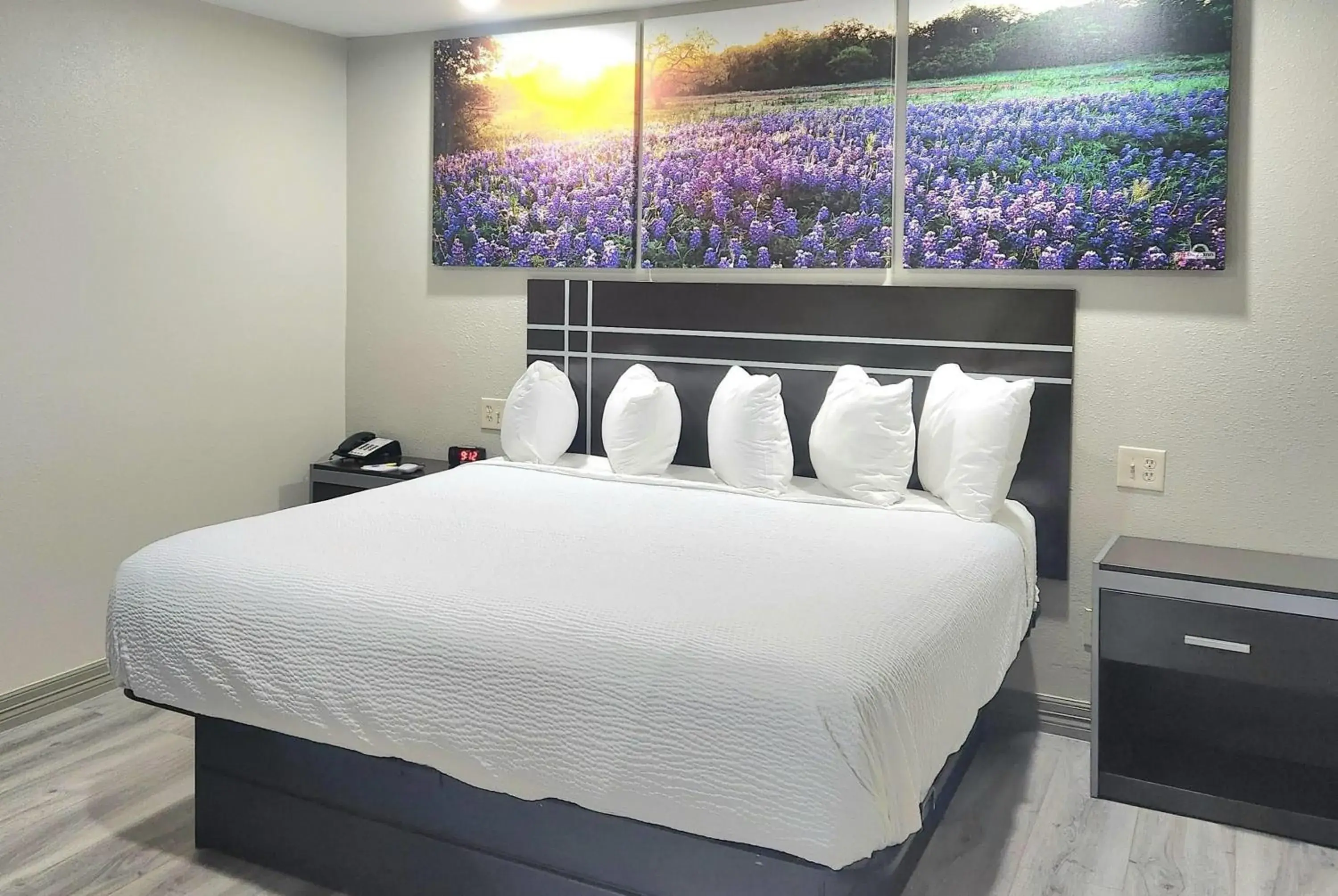 King Room - Accessible/Smoking in Days Inn by Wyndham Baytown TX King Room - Accessible/Smoking in Days Inn by Wyndham Baytown TX