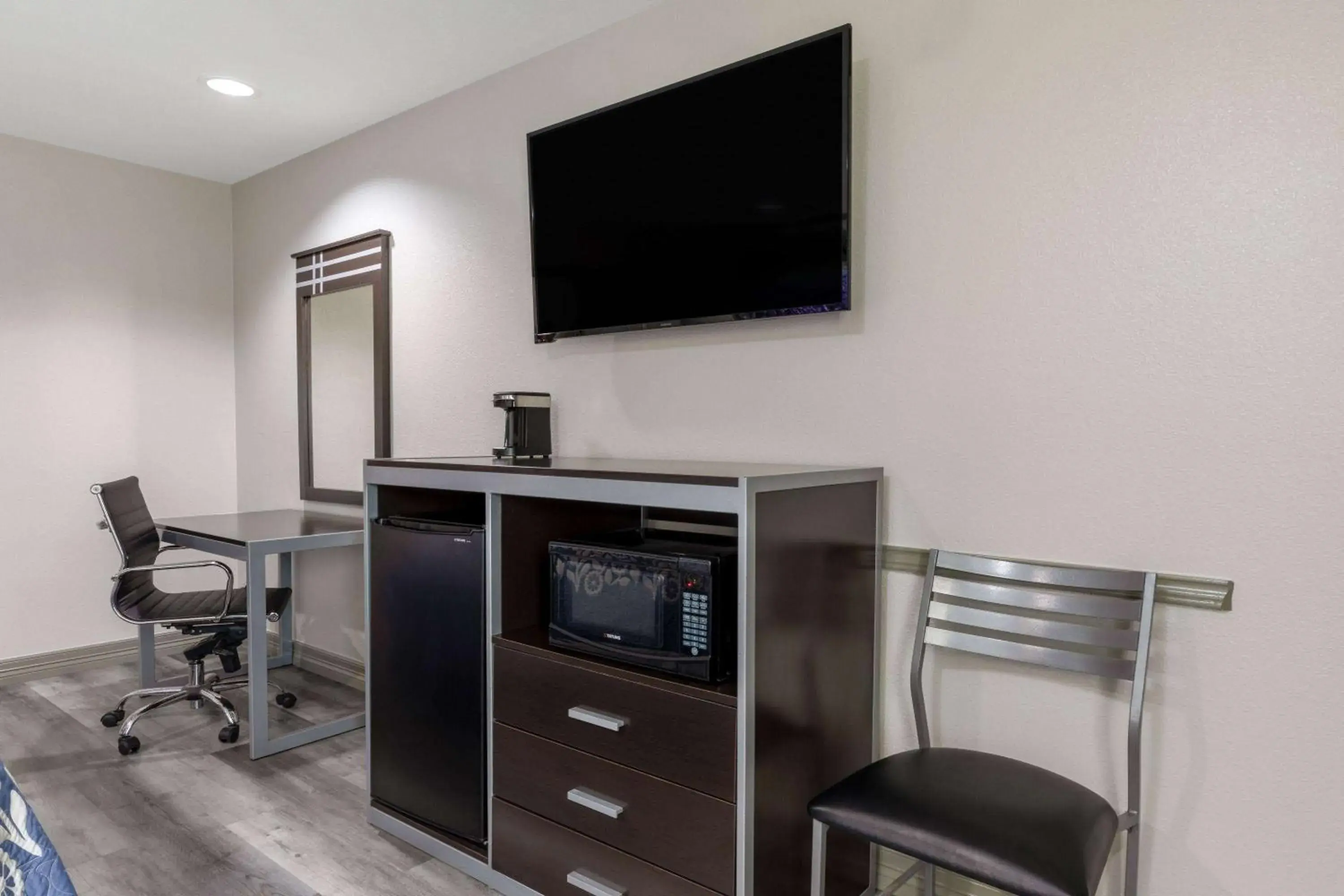 Photo of the whole room in Days Inn by Wyndham Baytown TX Photo of the whole room in Days Inn by Wyndham Baytown TX