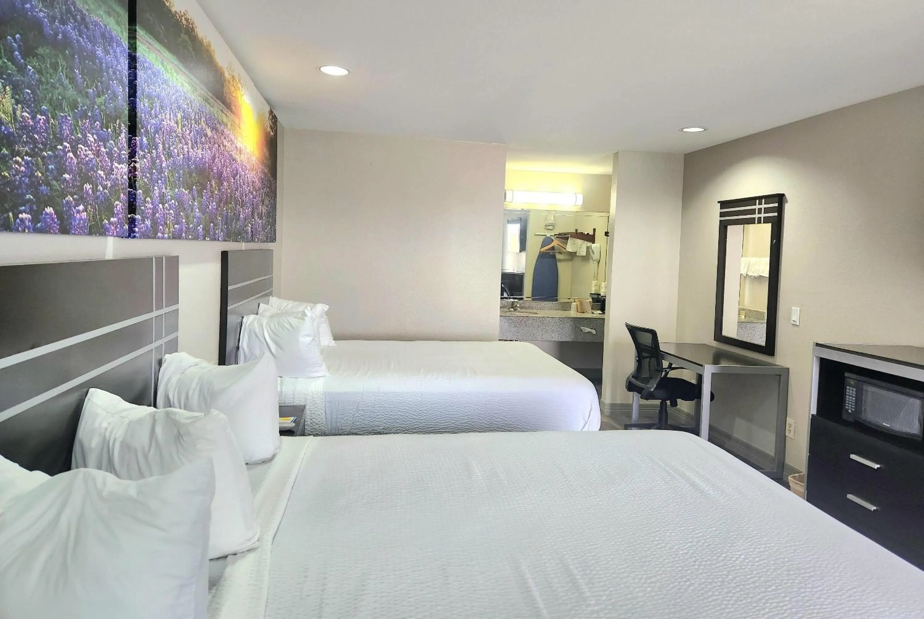 Photo of the whole room, Bed in Days Inn by Wyndham Baytown TX