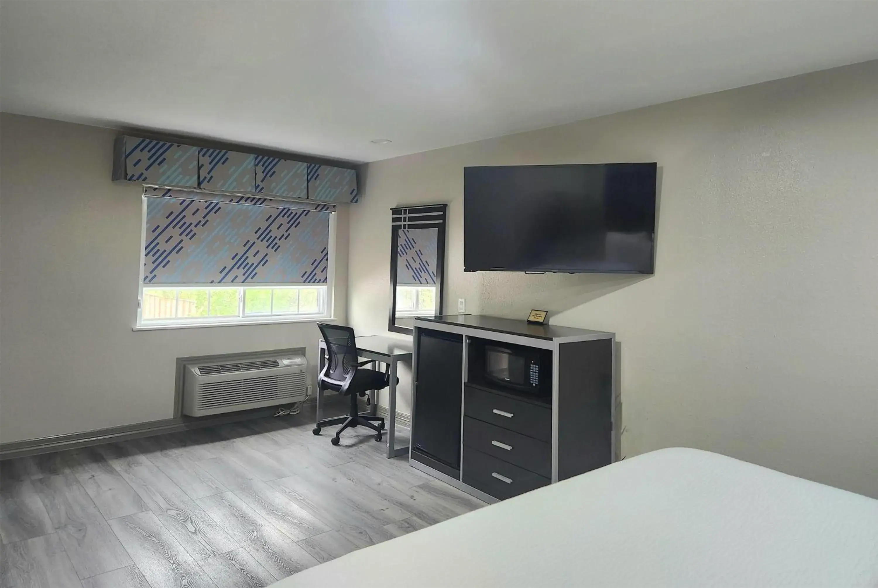 Photo of the whole room in Days Inn by Wyndham Baytown TX Photo of the whole room in Days Inn by Wyndham Baytown TX