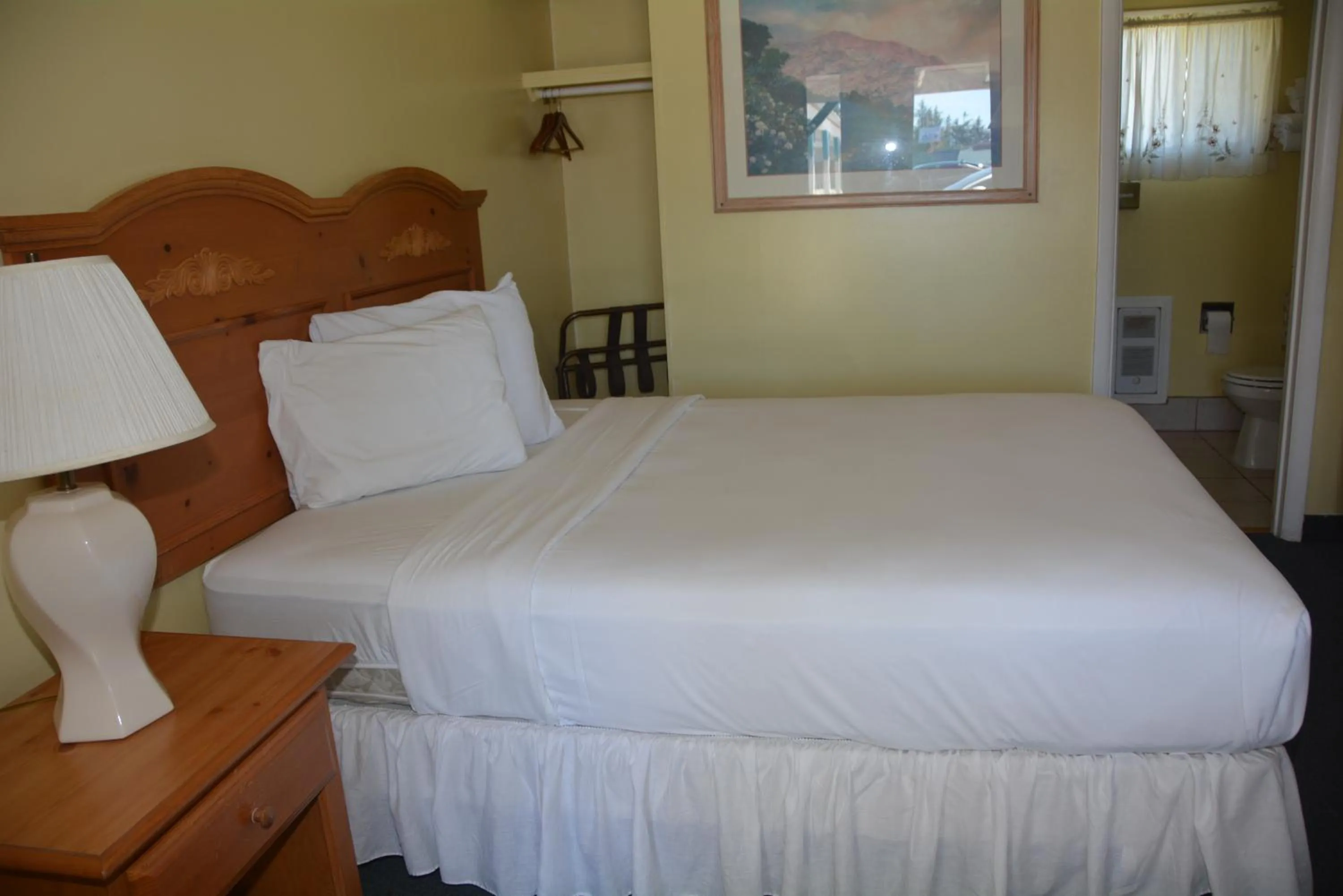 Bed in Pacific Sunset Inn