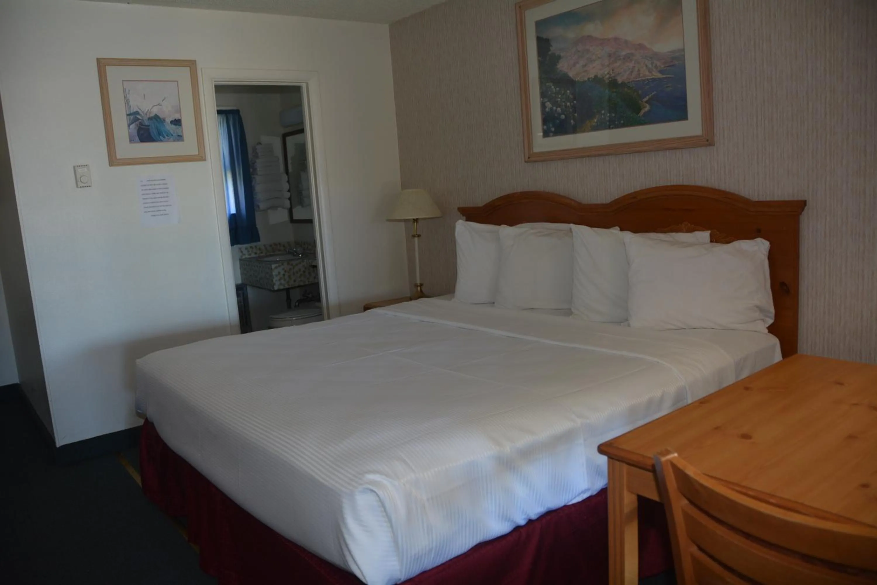 Bed in Pacific Sunset Inn