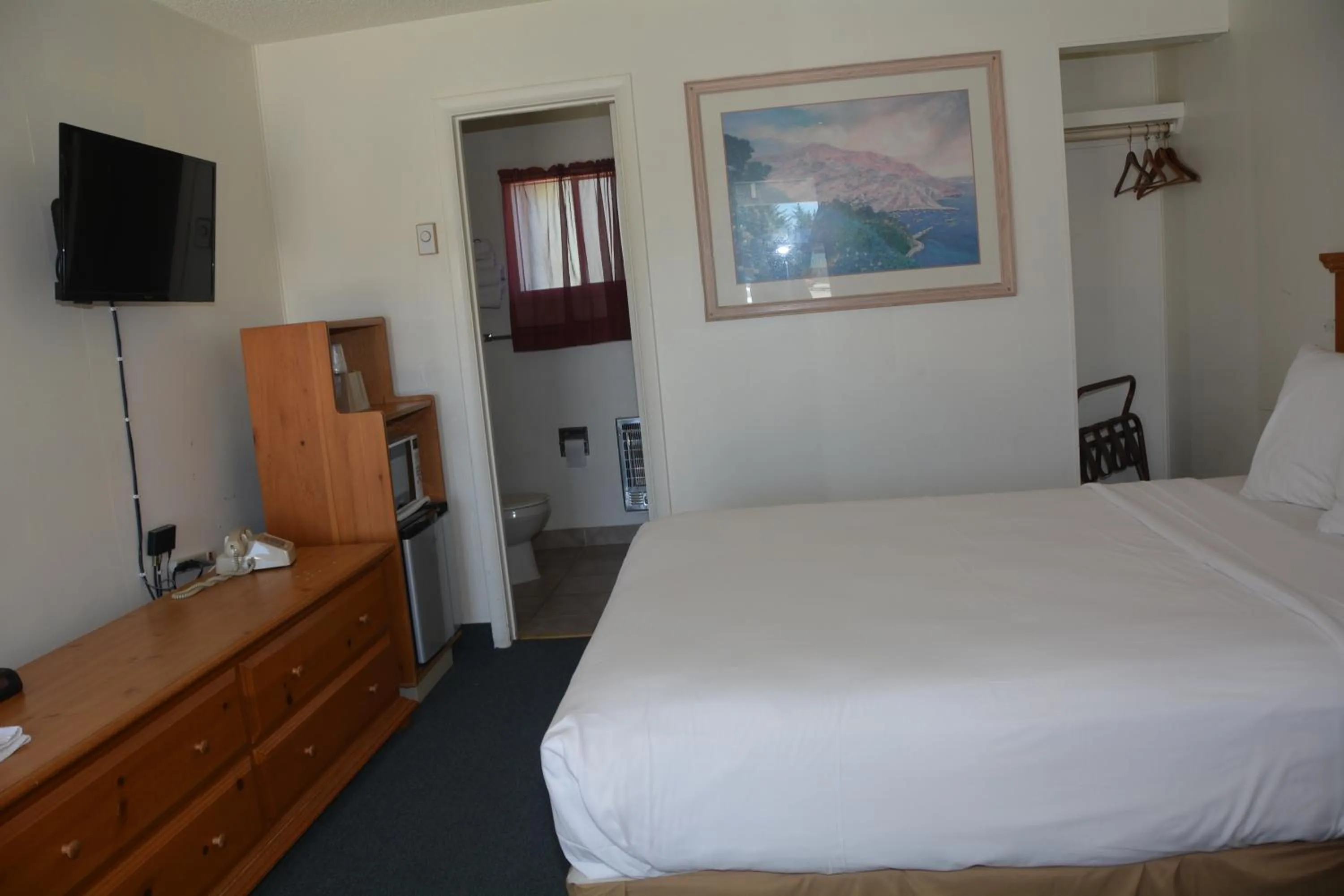Bed in Pacific Sunset Inn