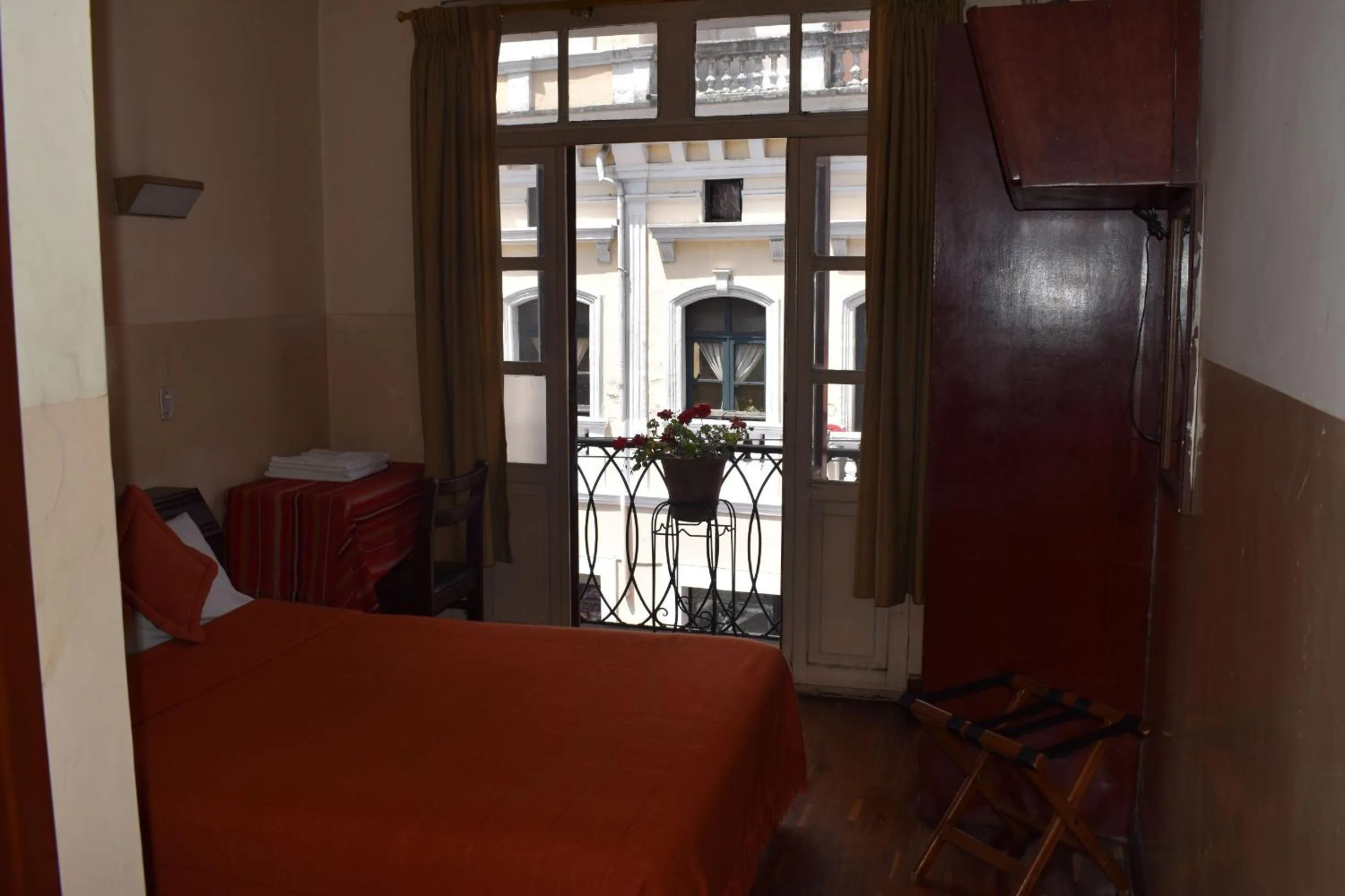 TV and multimedia, Bed in Hotel Huasi Continental