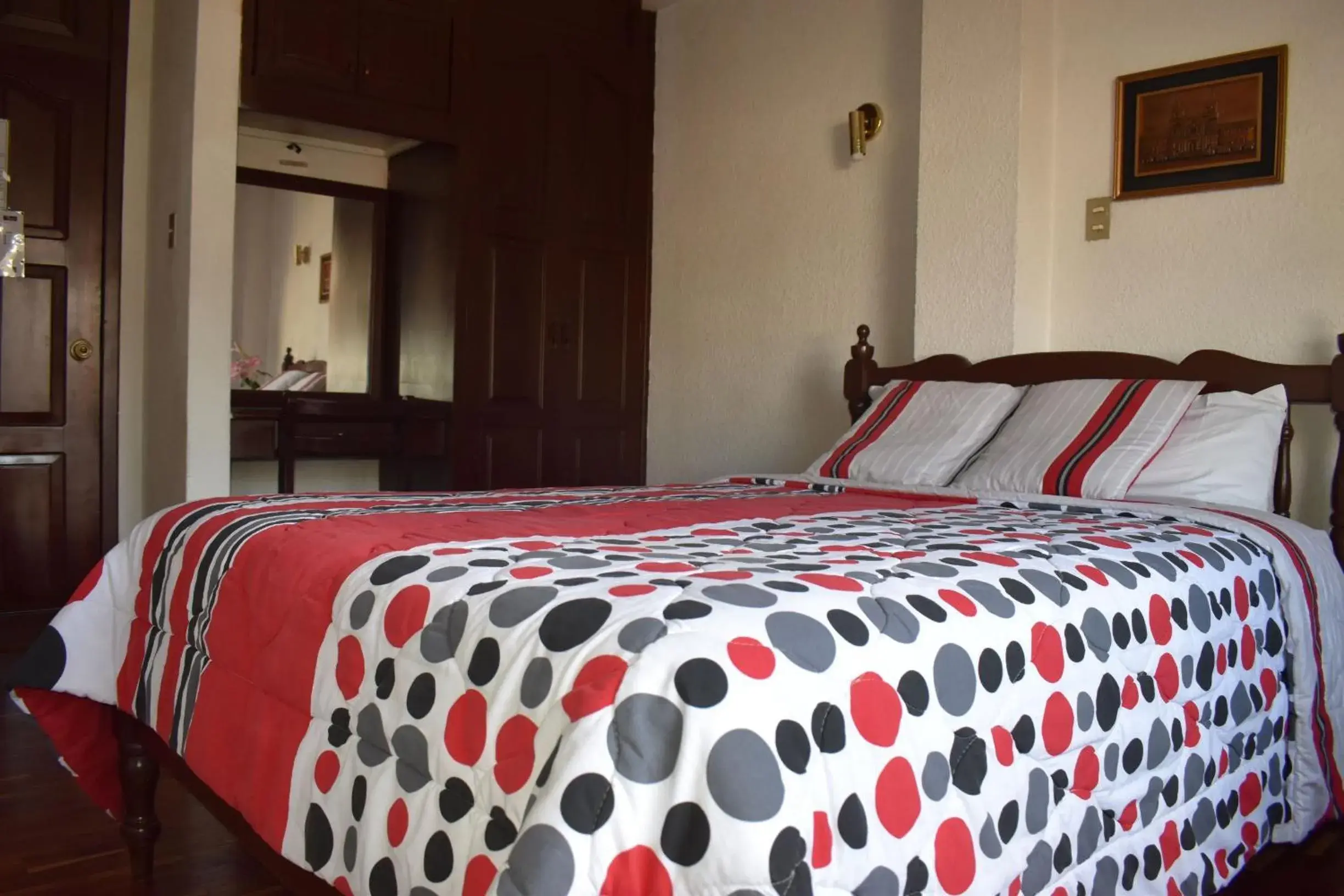 TV and multimedia, Bed in Hotel Huasi Continental TV and multimedia, Bed in Hotel Huasi Continental