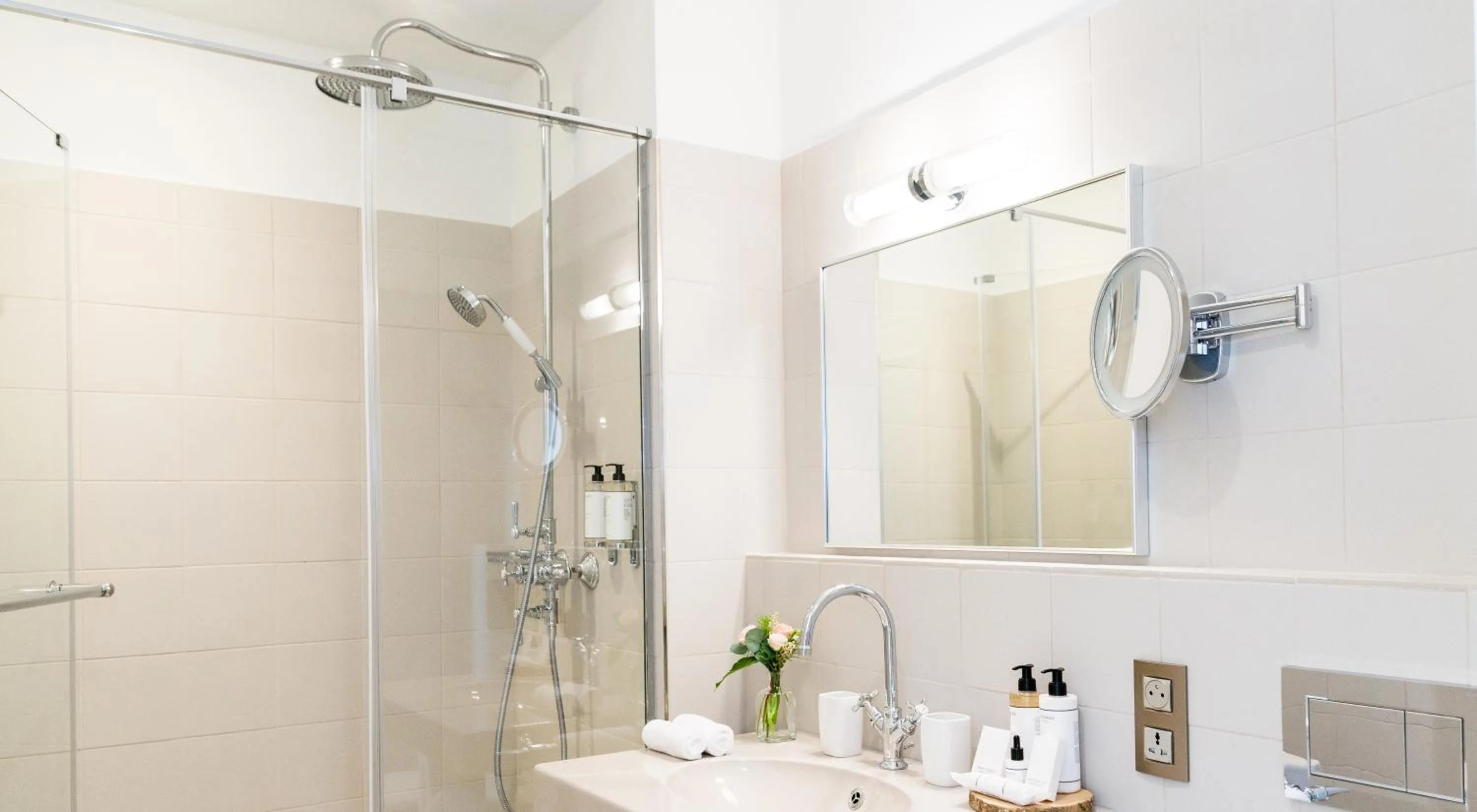 Shower in Château de Montcaud