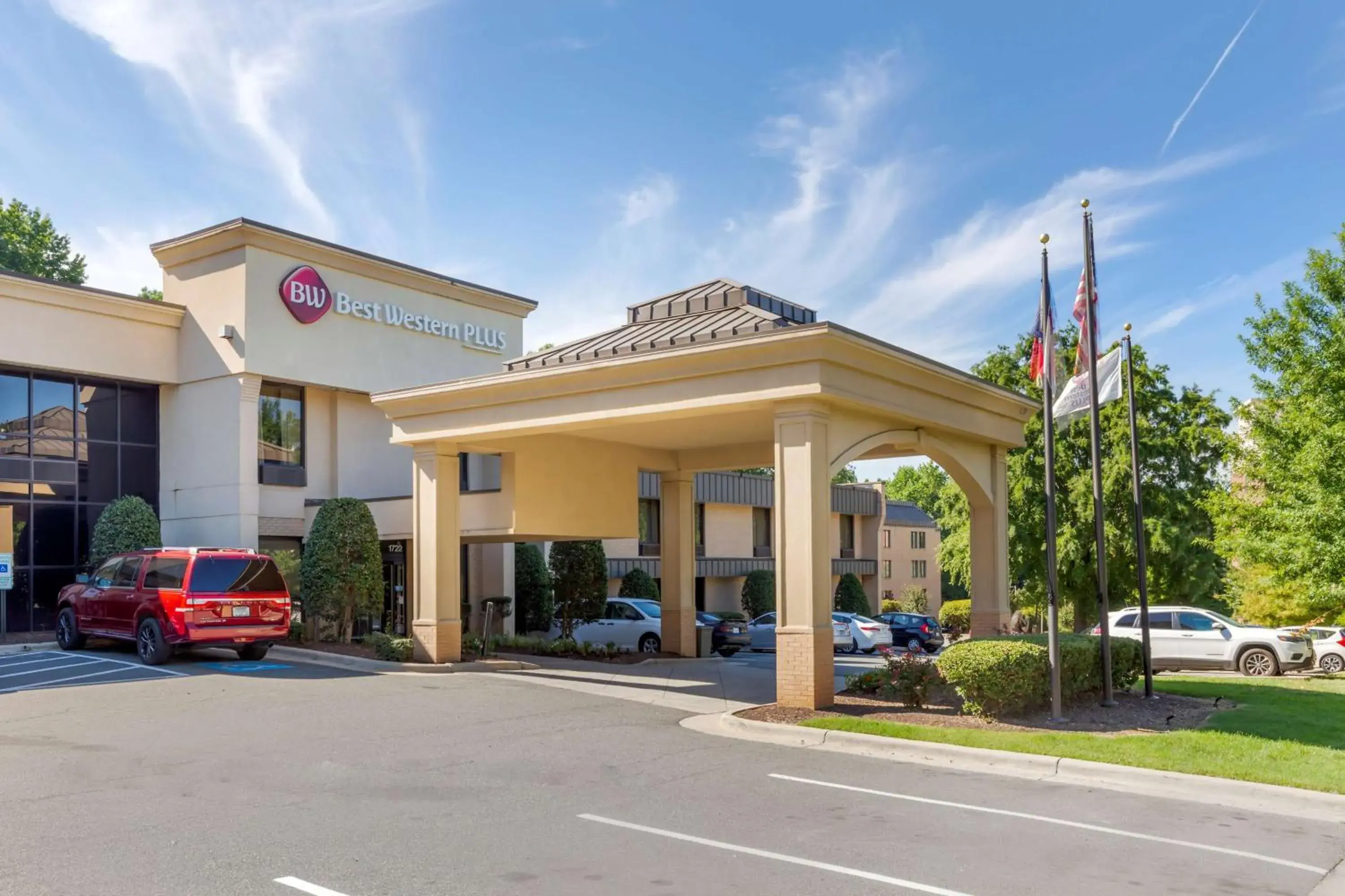 Property building in Best Western Plus Cary - NC State Property building in Best Western Plus Cary - NC State