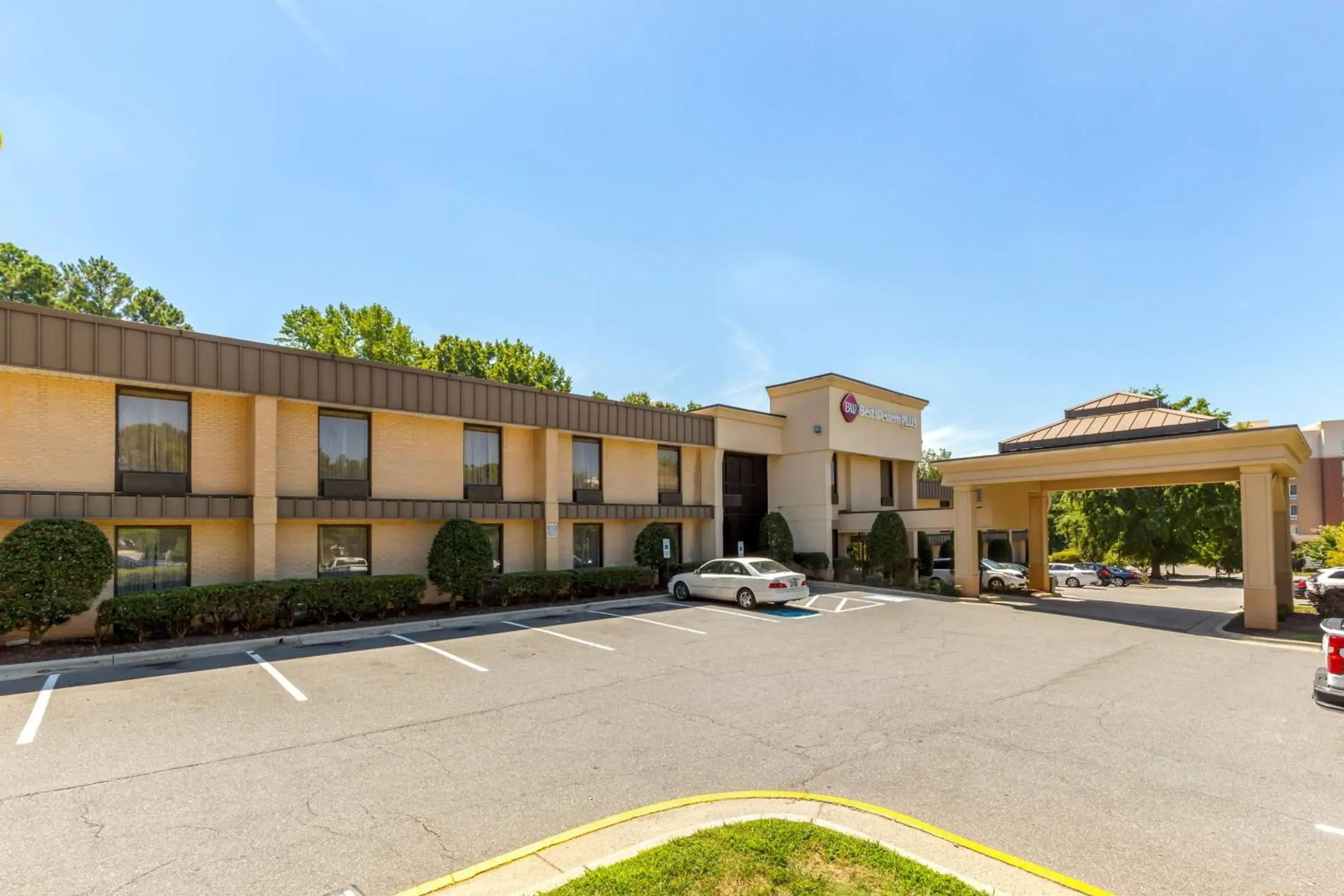 Property building in Best Western Plus Cary - NC State Property building in Best Western Plus Cary - NC State