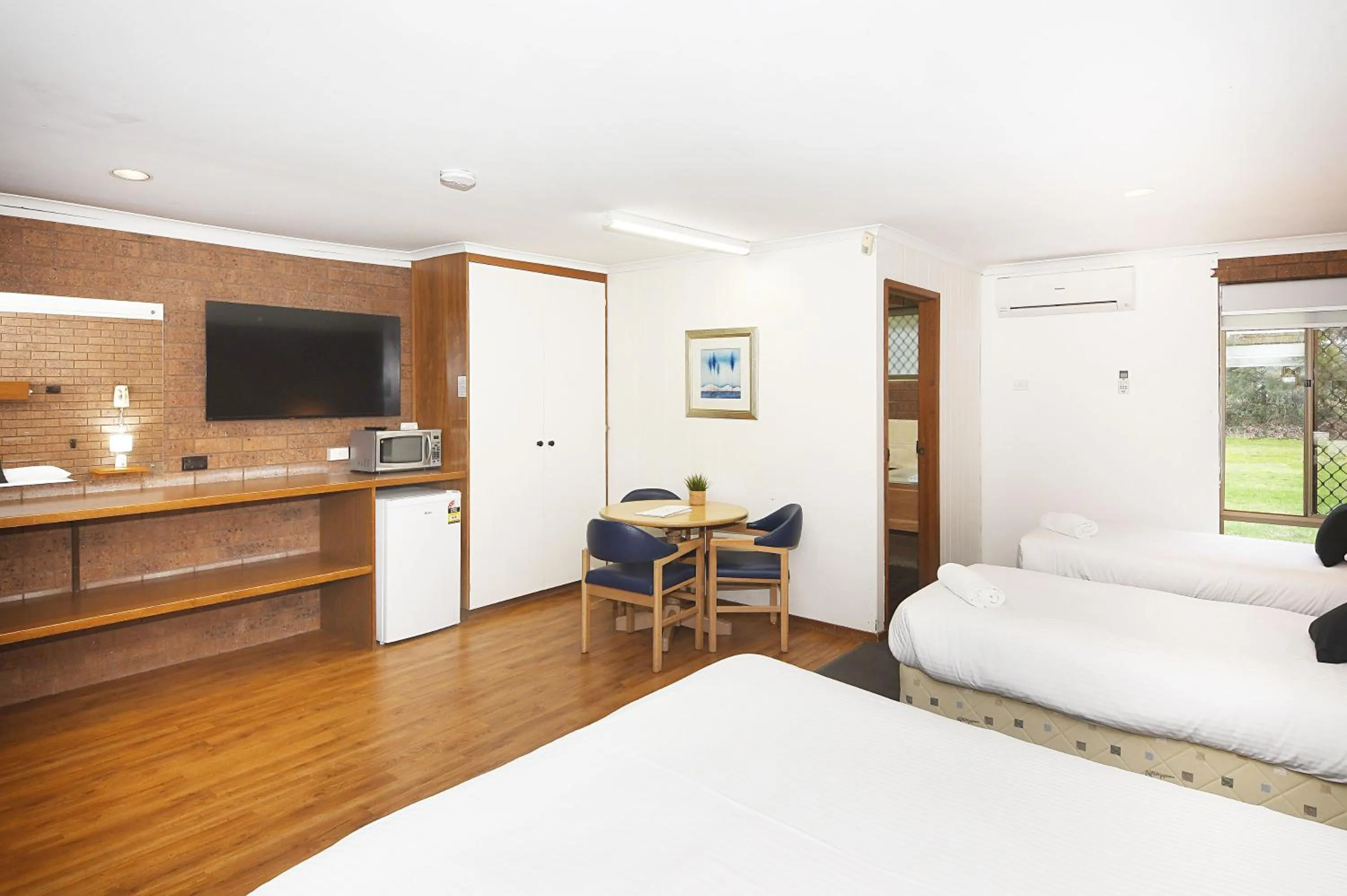 Bed in Greenacres Motel