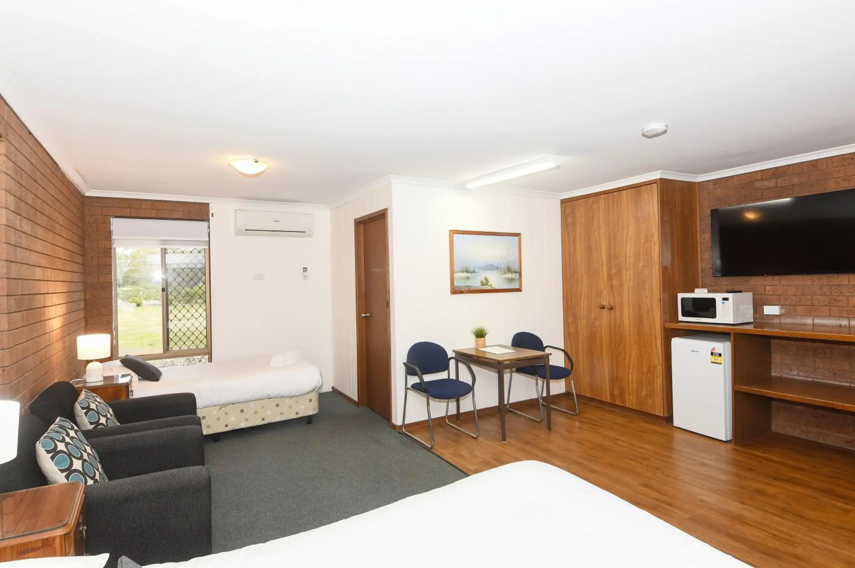 Pet Friendly Superior Queen Room - single occupancy in Greenacres Motel Pet Friendly Superior Queen Room - single occupancy in Greenacres Motel