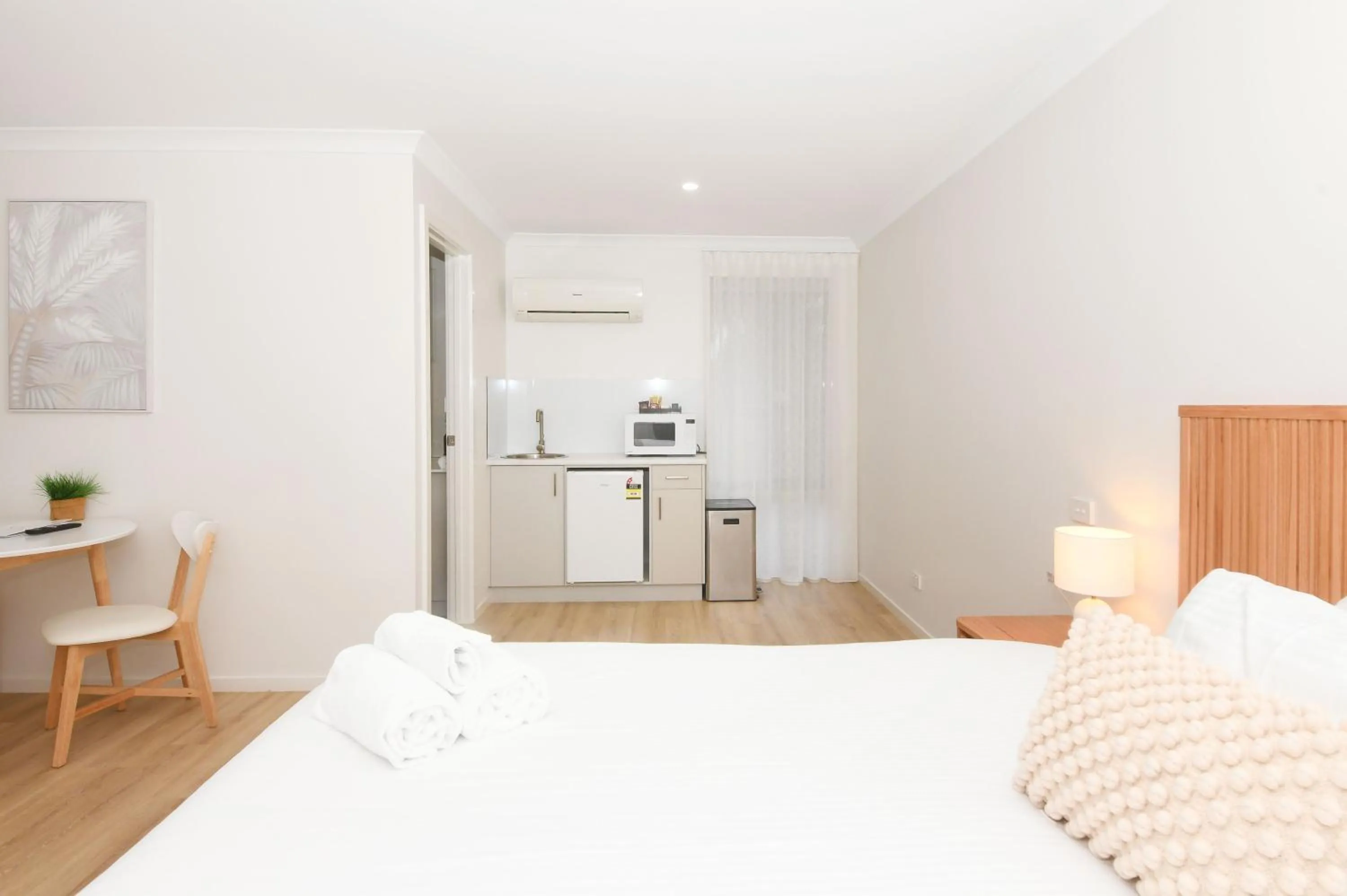 Bed in Greenacres Motel