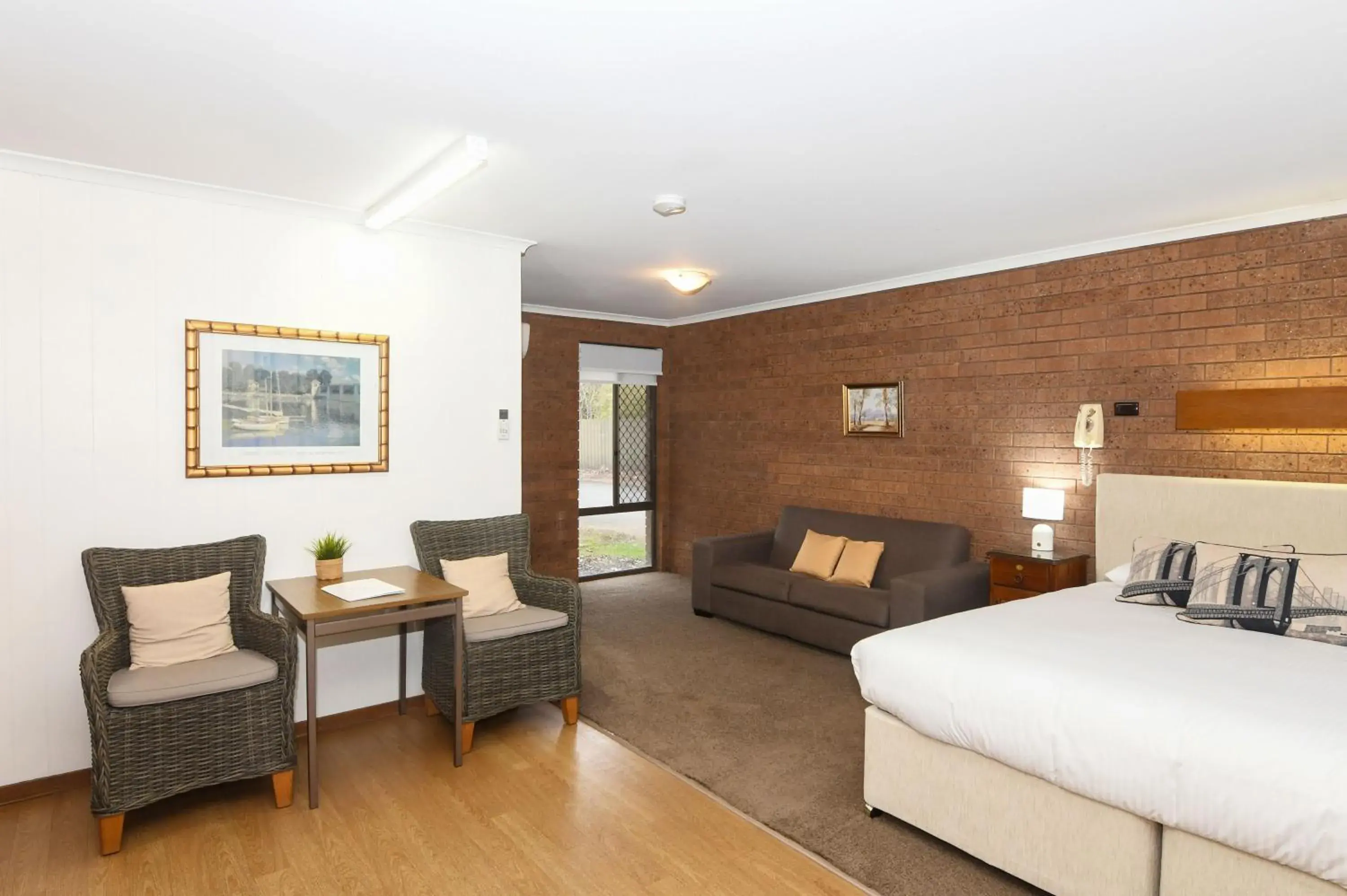 Superior King Room in Greenacres Motel Superior King Room in Greenacres Motel