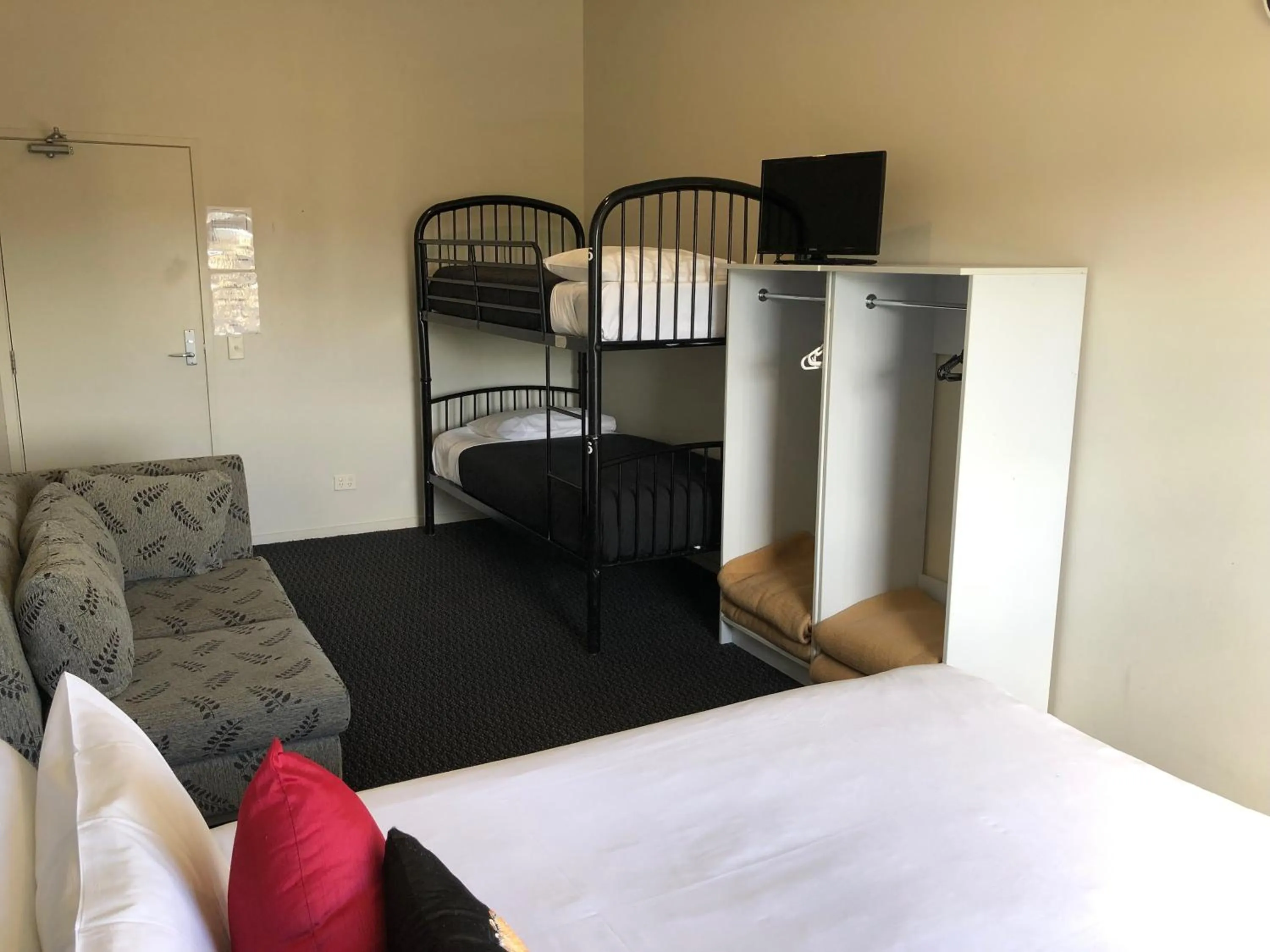 Photo of the whole room, Bed in Silver Fern Lodge