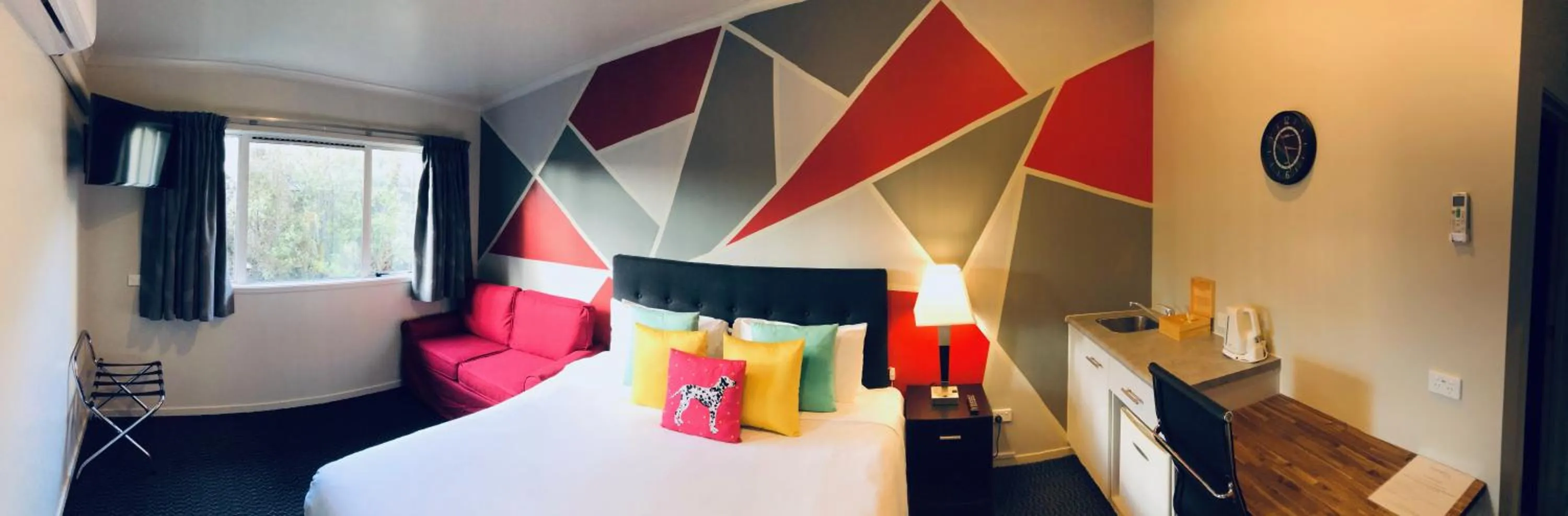 Photo of the whole room, Bed in Silver Fern Lodge