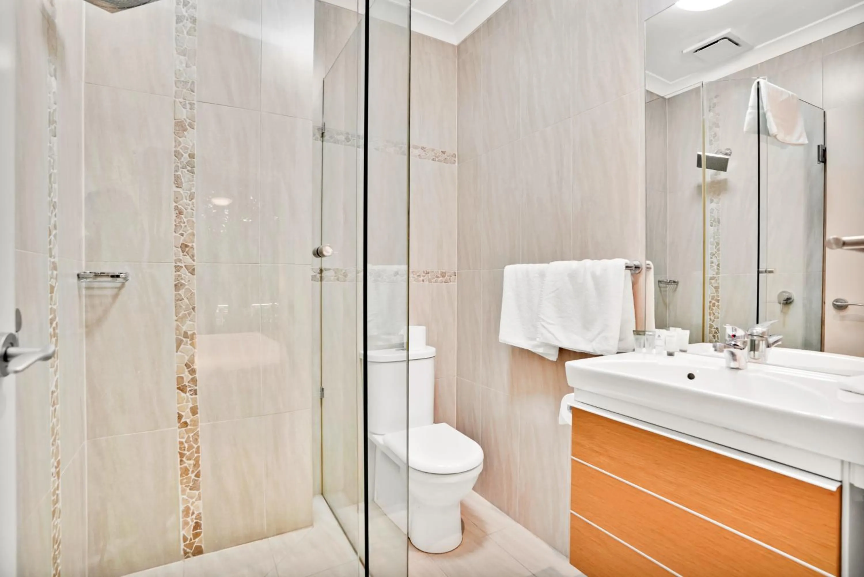 Shower in Carlton Lygon Lodge - Close to Melbourne Uni