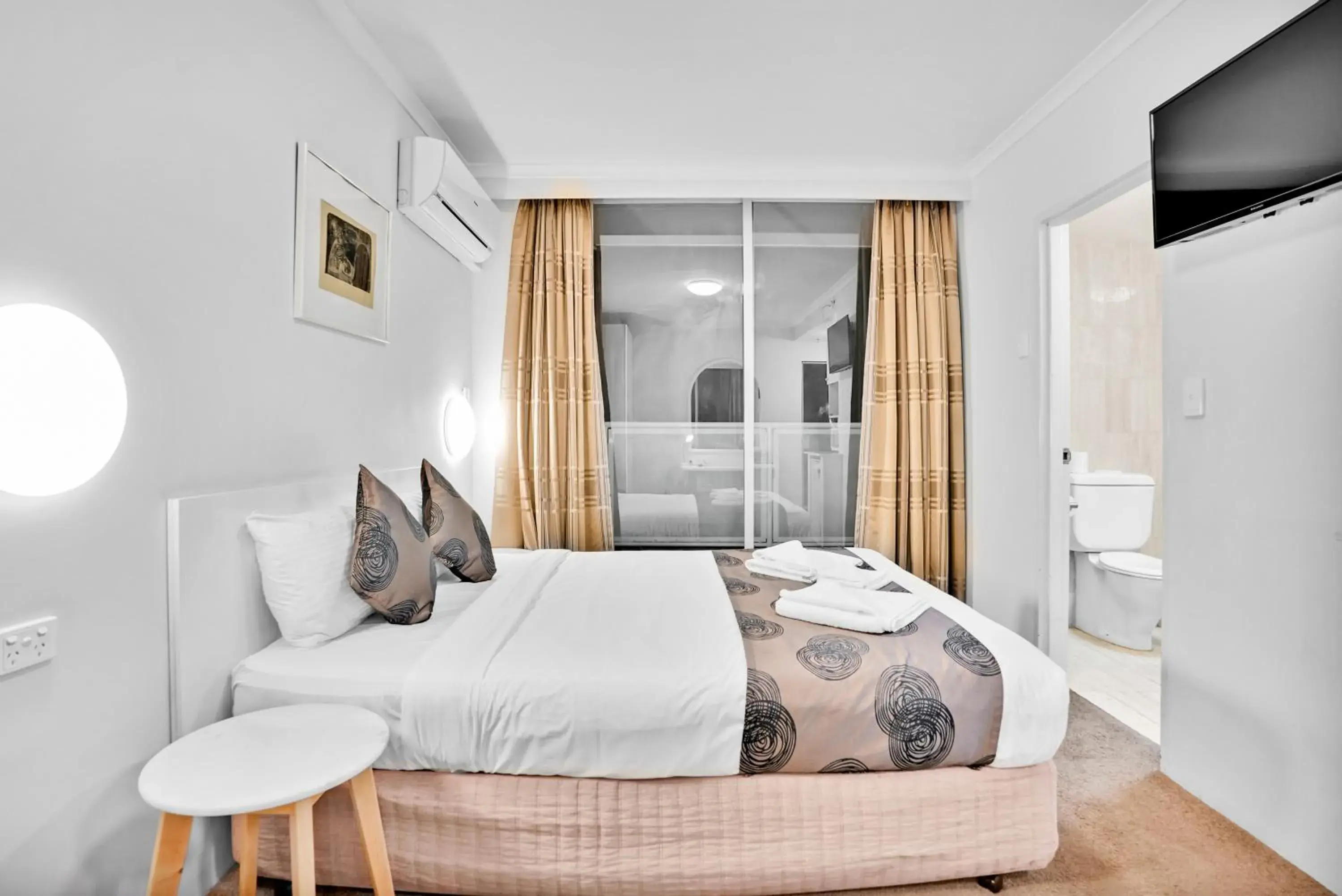 Bedroom, Bed in Carlton Lygon Lodge - Close to Melbourne Uni Bedroom, Bed in Carlton Lygon Lodge - Close to Melbourne Uni