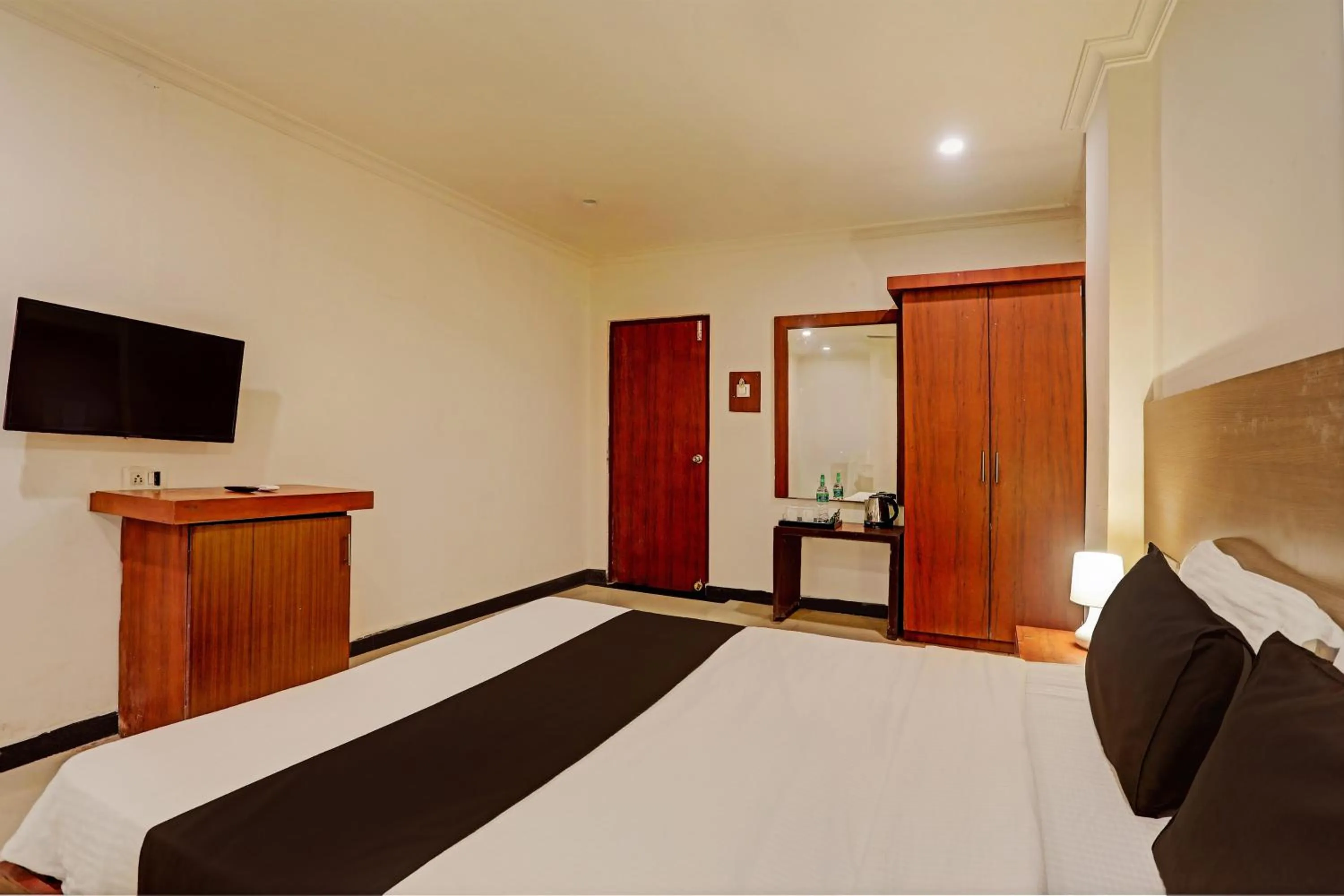 Bedroom, Bed in Hotel O Vaishnavi Park