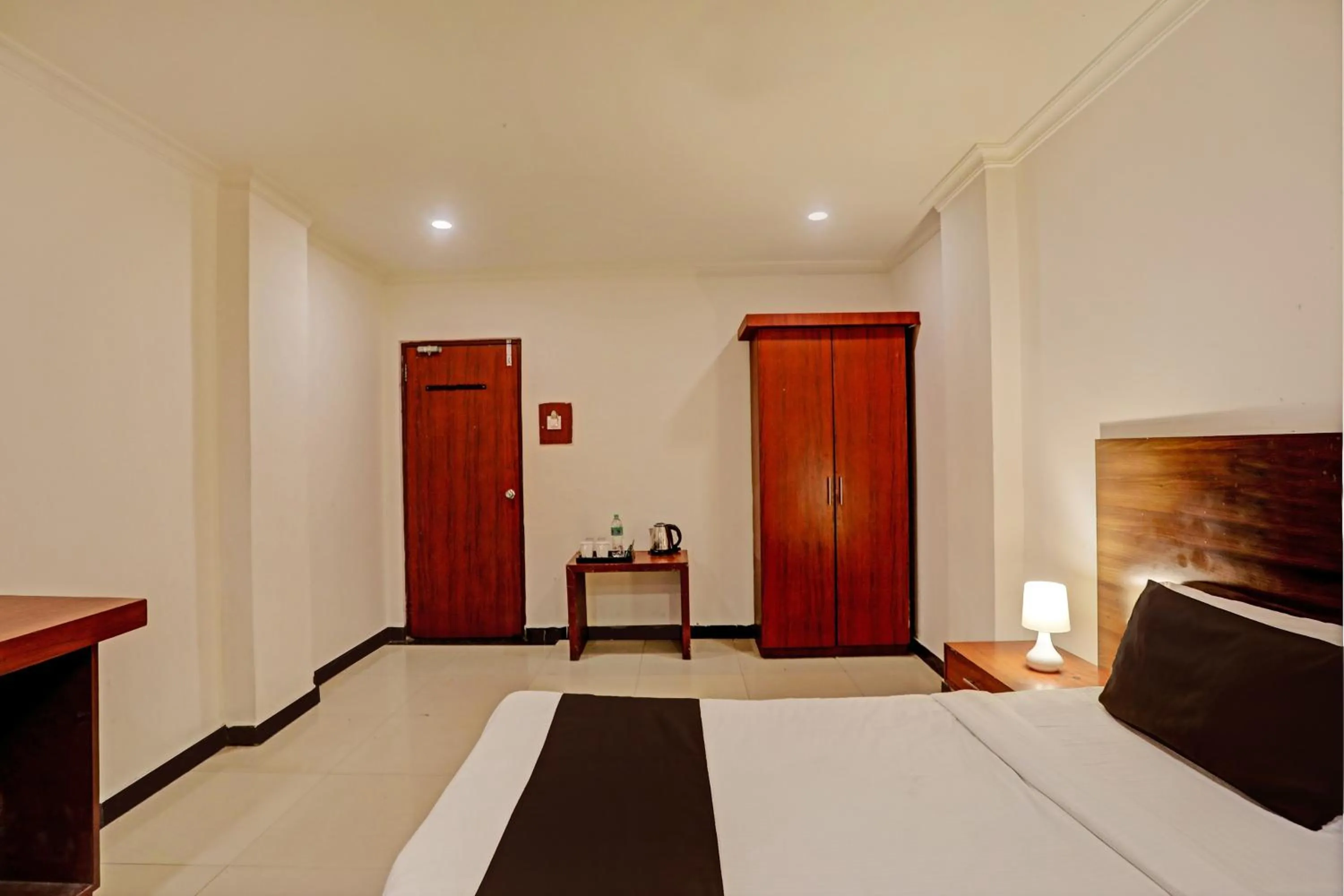 Bedroom, Bed in Hotel O Vaishnavi Park