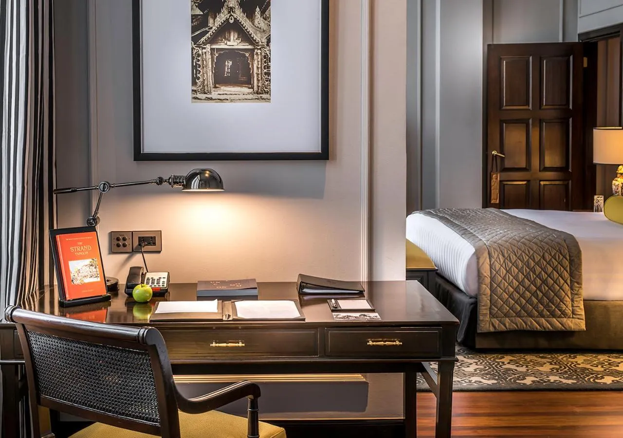 Guests, Bed in The Strand, Yangon