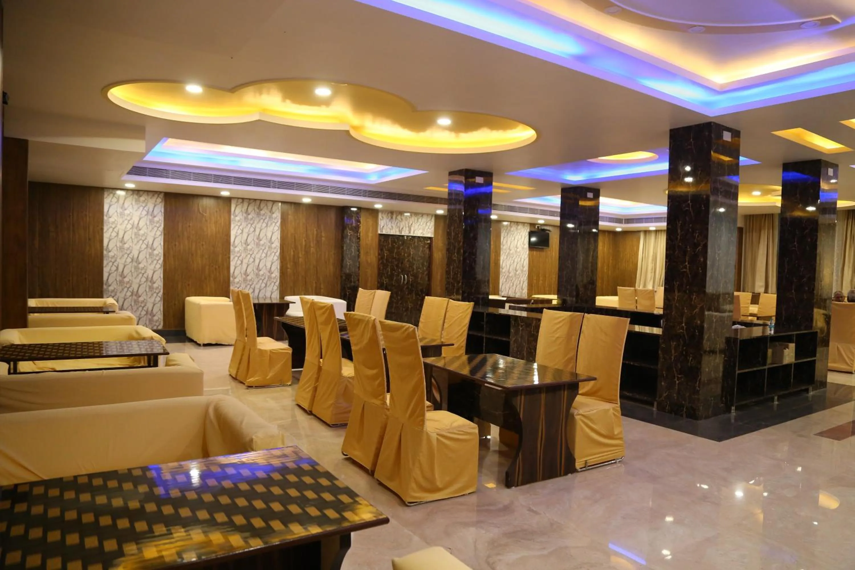 Restaurant/places to eat in The Ravindram Hotel