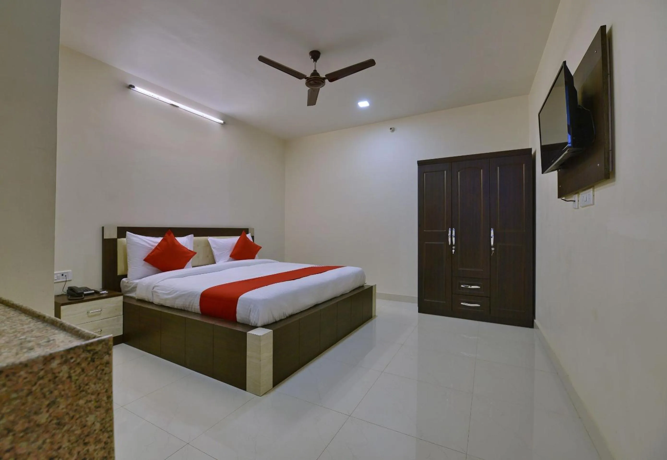 Facade/entrance, Bed in Hotel O Heritage Haveli