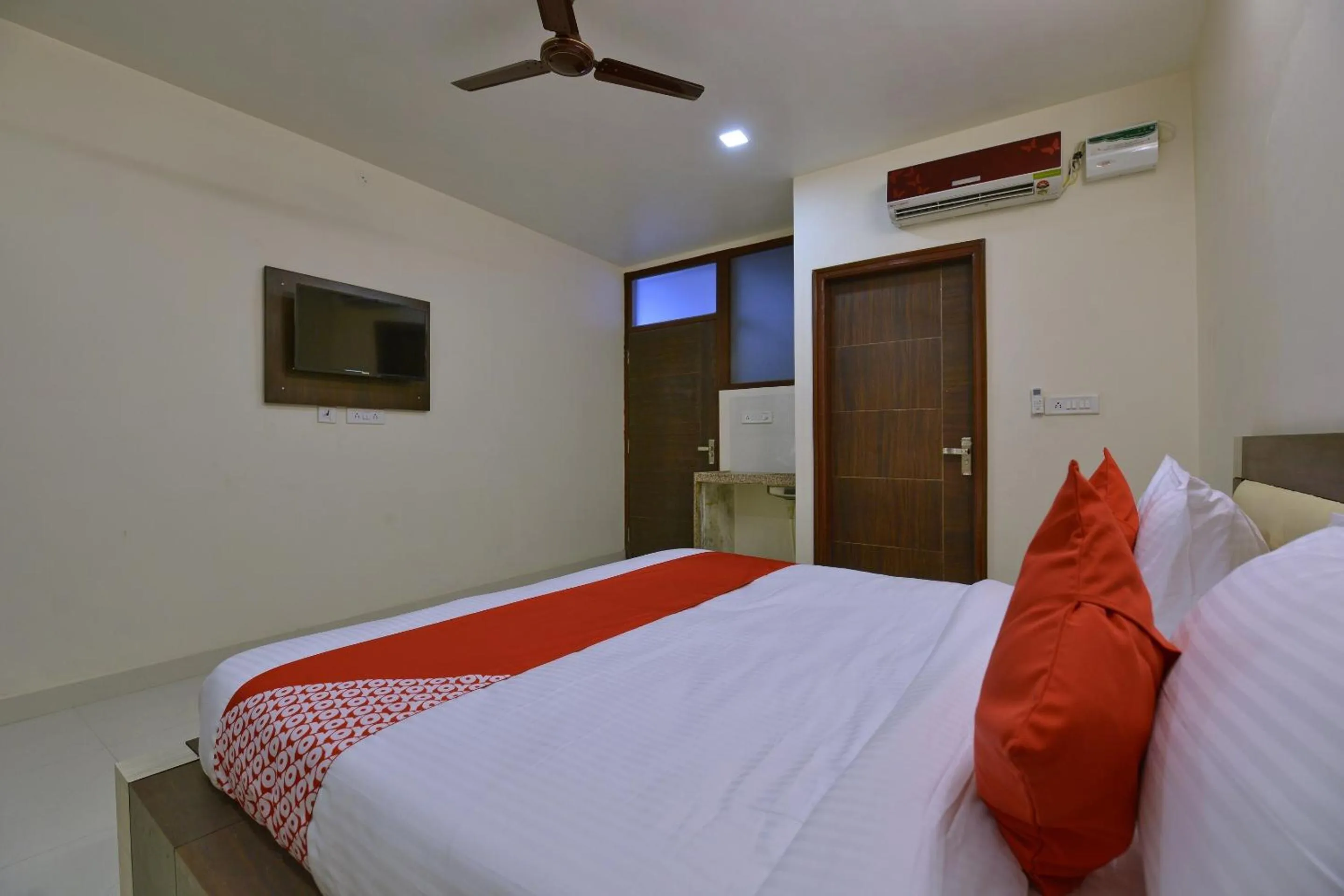 Facade/entrance, Bed in Hotel O Heritage Haveli