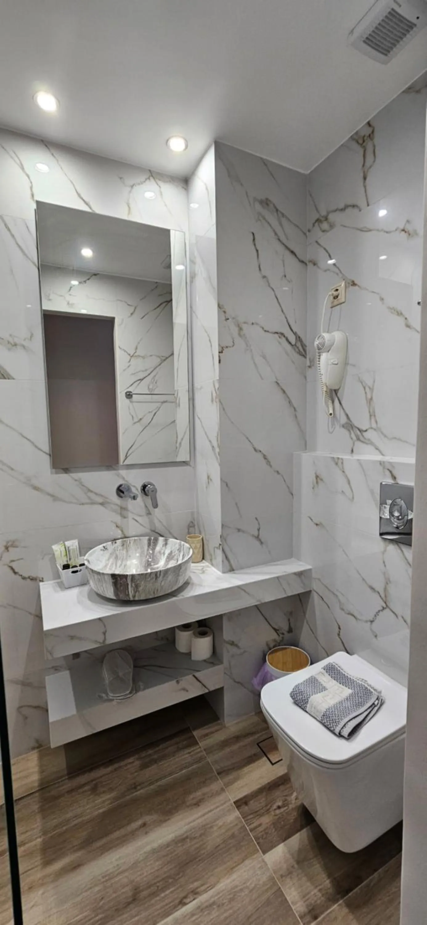 Shower in Hotel Diana