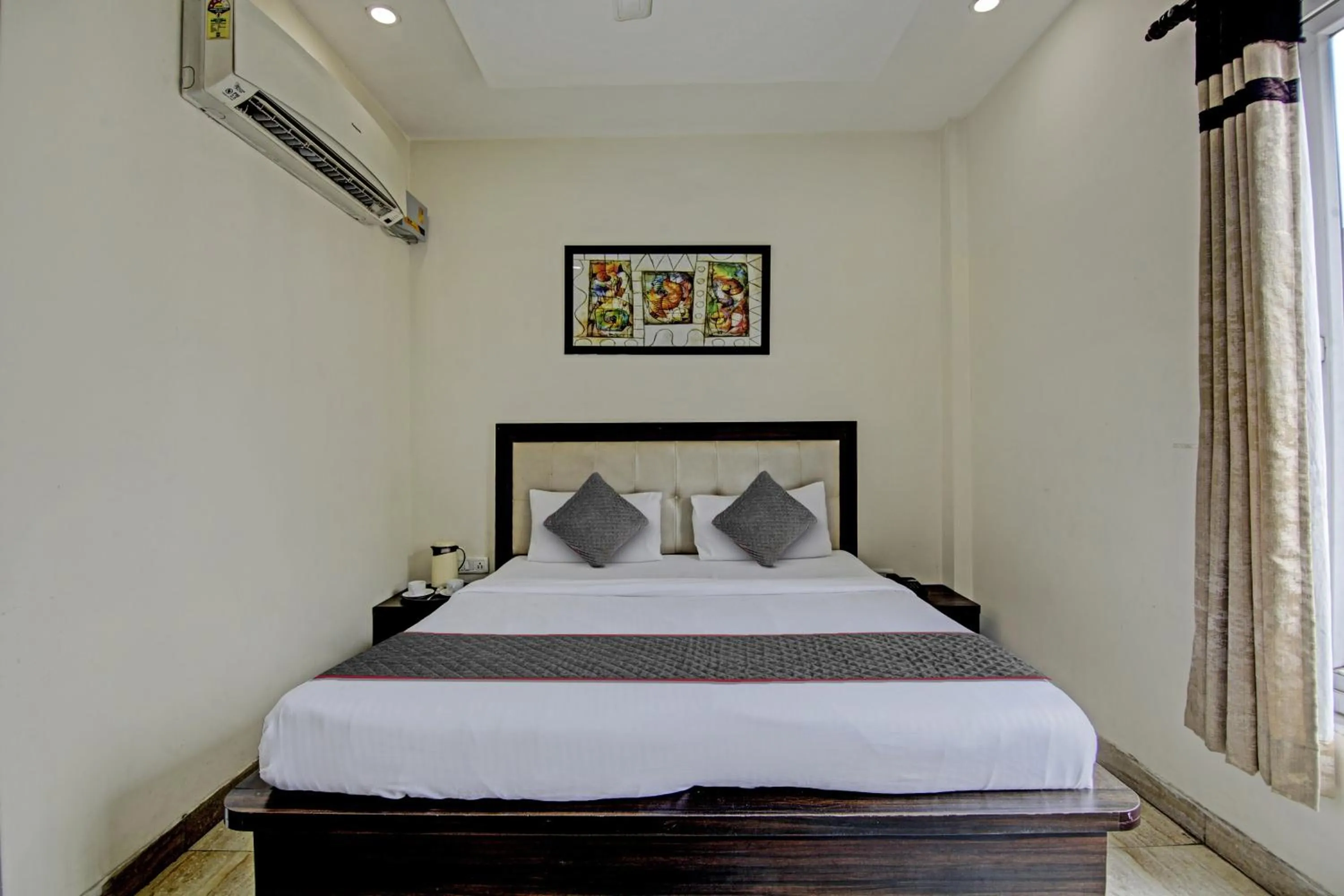 Bedroom, Bed in Townhouse Grand Inn