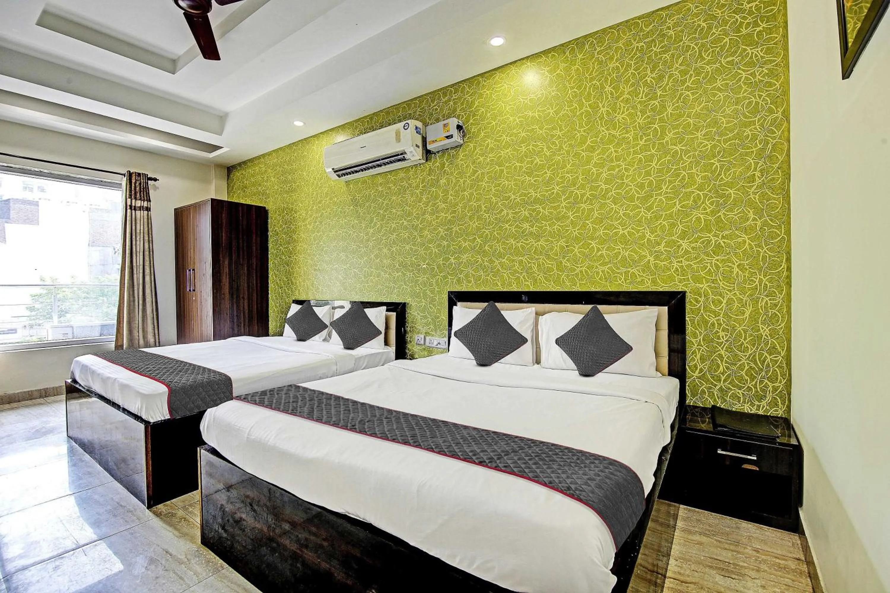 Bedroom, Bed in Townhouse Grand Inn