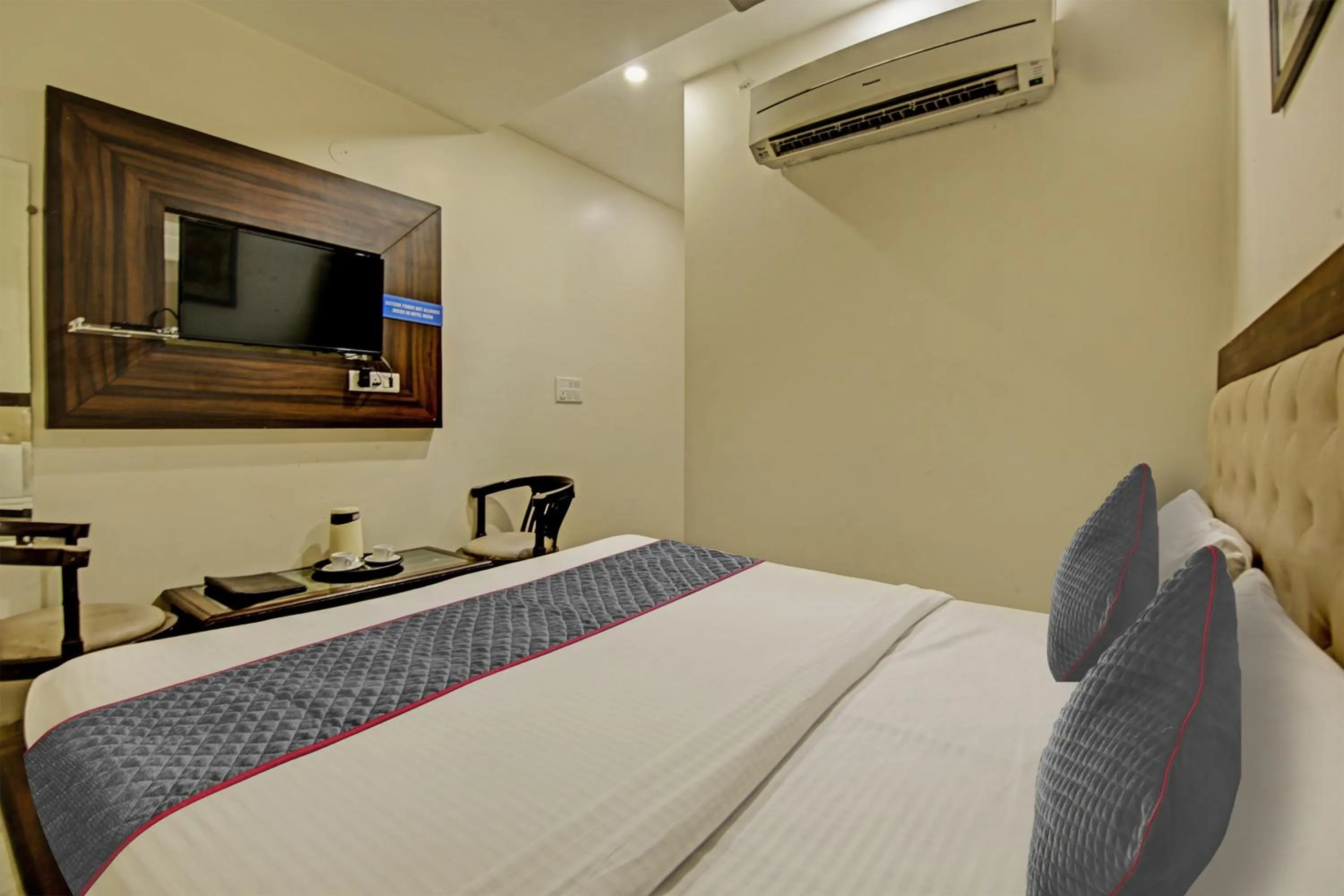 Bedroom, Bed in Townhouse Grand Inn