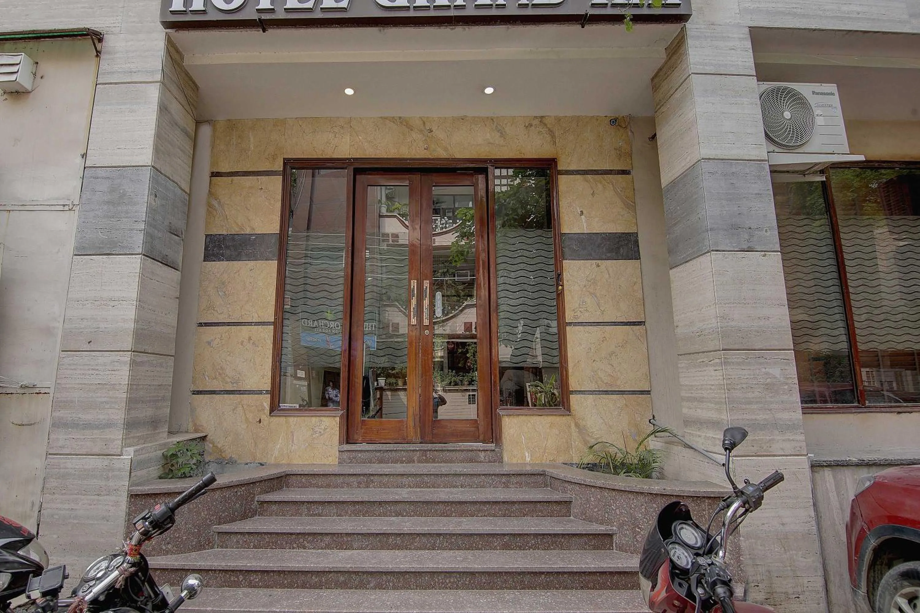 Facade/entrance in Townhouse Grand Inn