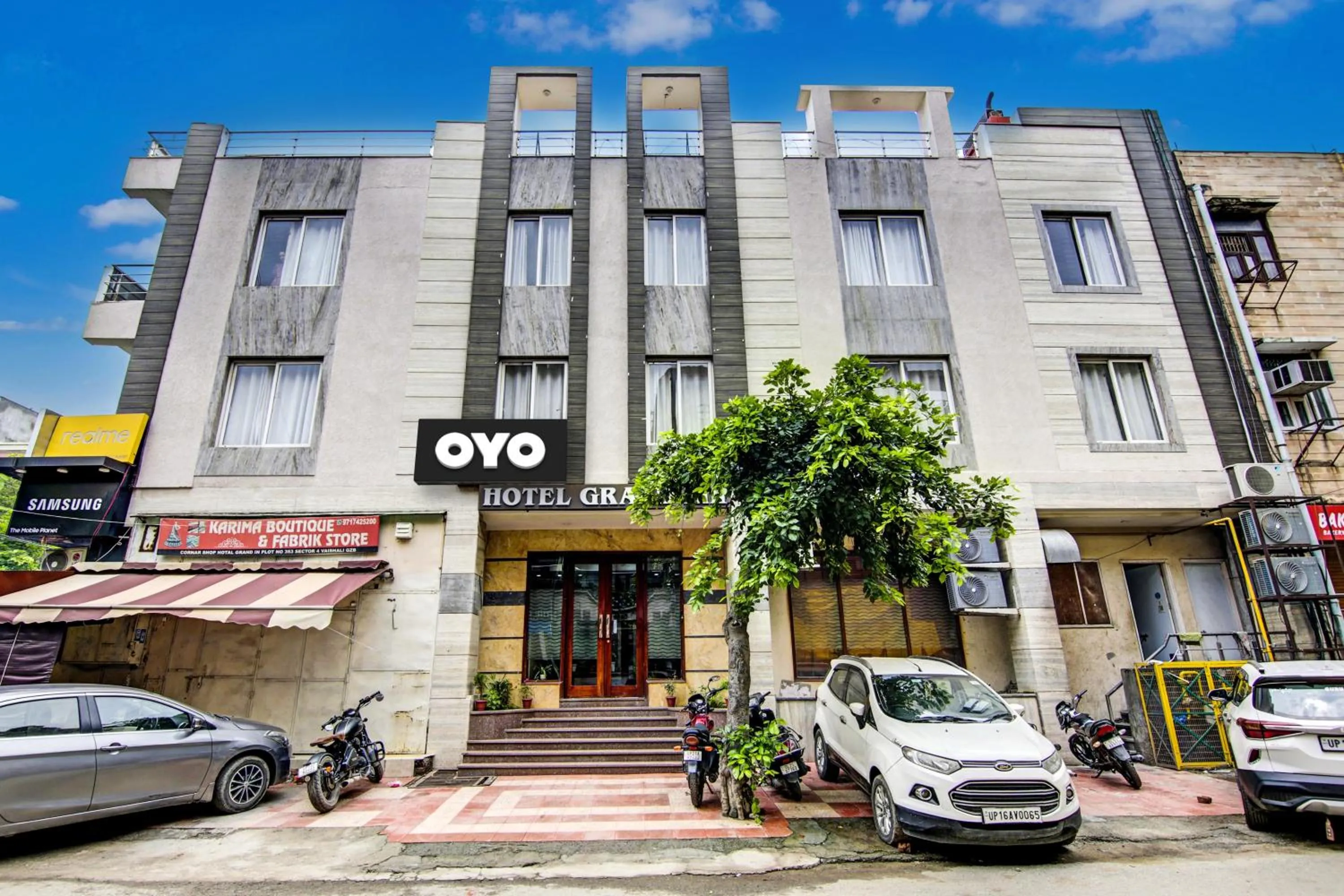 Facade/entrance in Townhouse Grand Inn