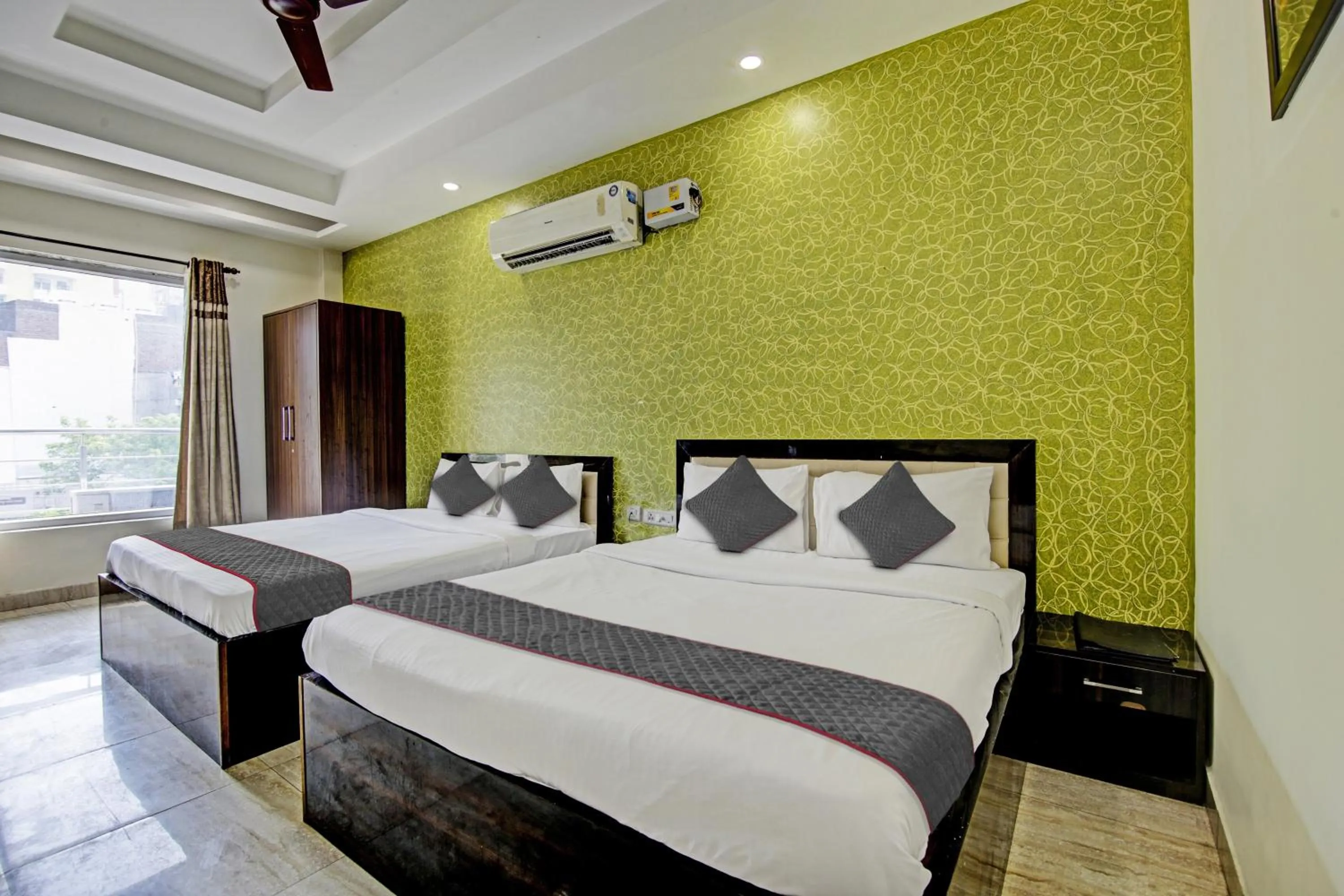 Bedroom, Bed in Townhouse Grand Inn