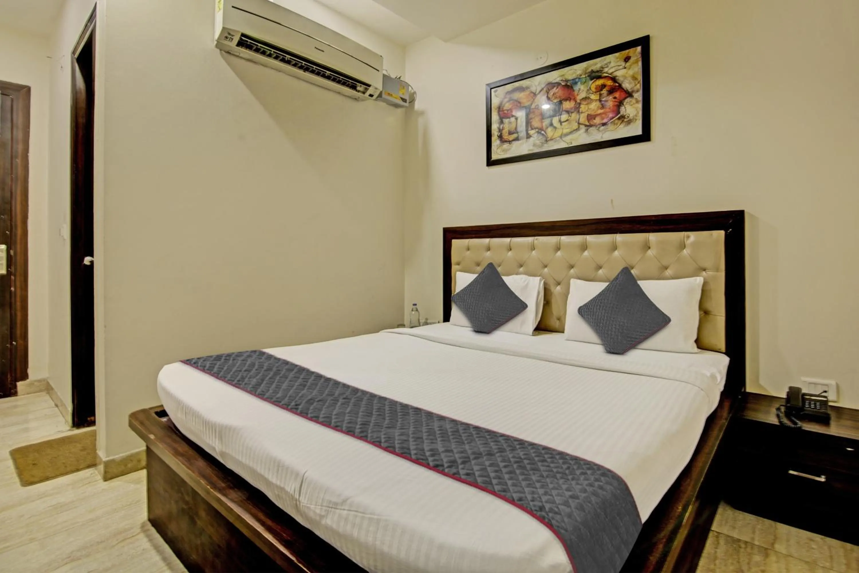 Bedroom, Bed in Townhouse Grand Inn