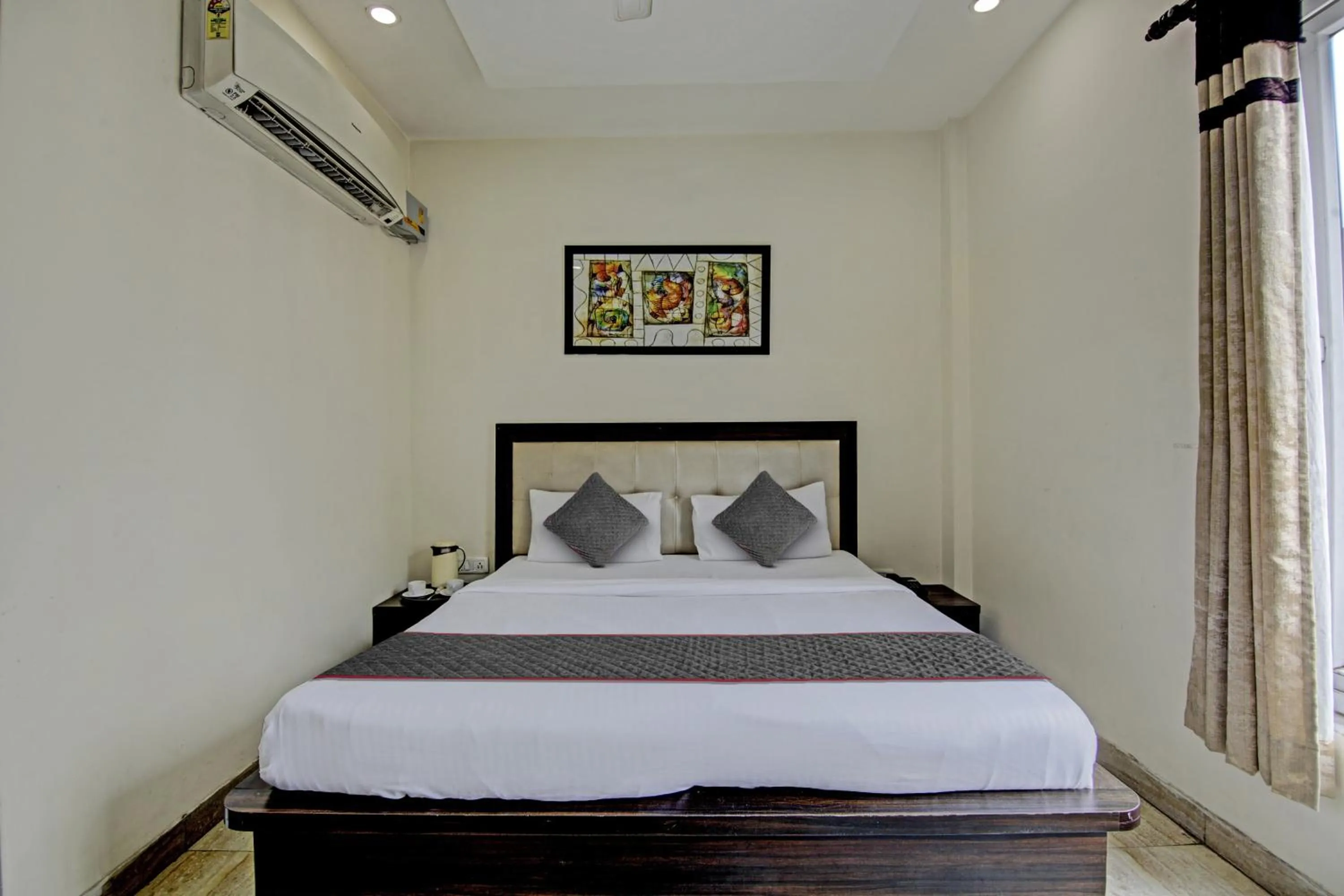 Bedroom, Bed in Townhouse Grand Inn