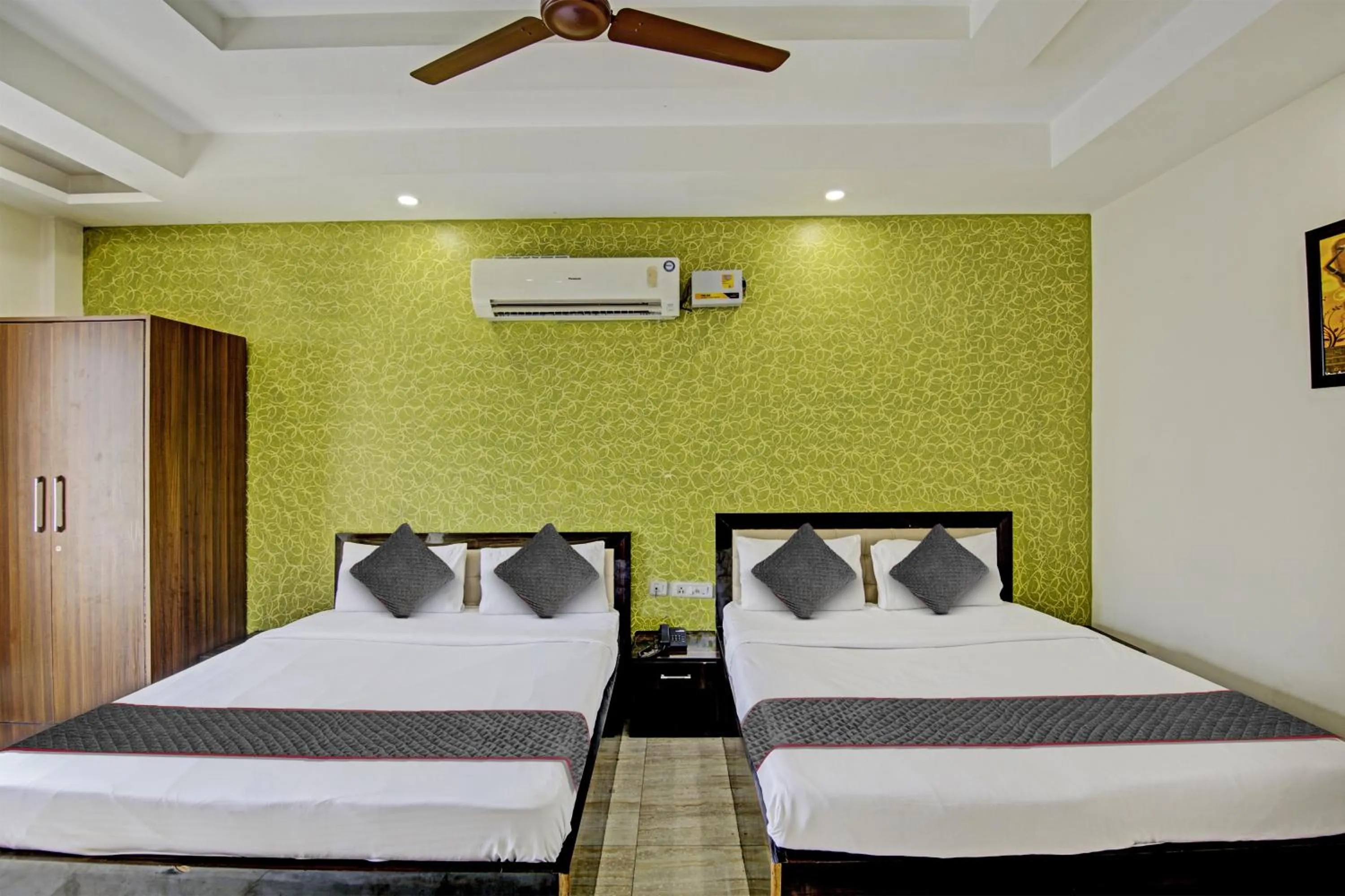 Bedroom, Bed in Townhouse Grand Inn