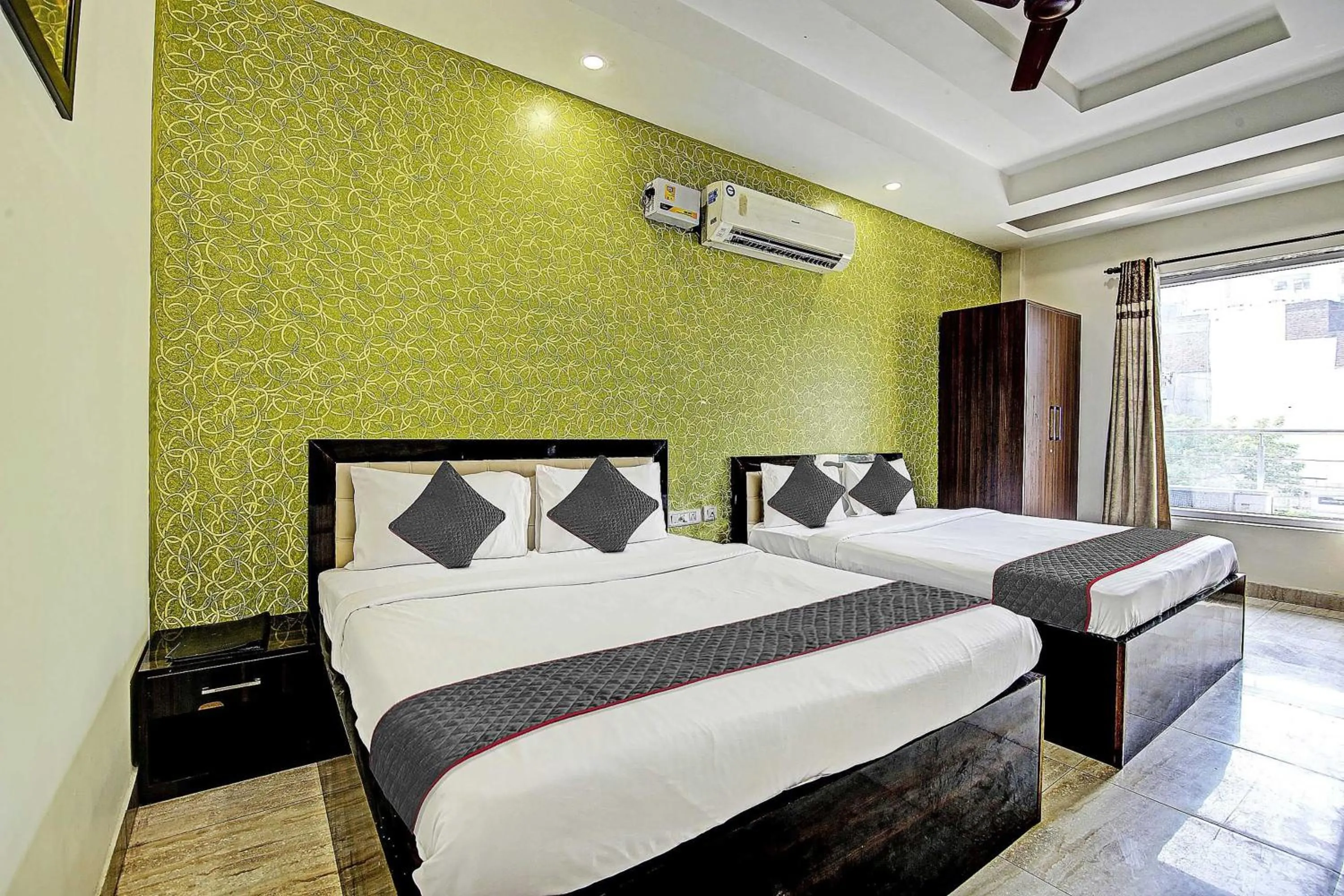 Bedroom, Bed in Townhouse Grand Inn