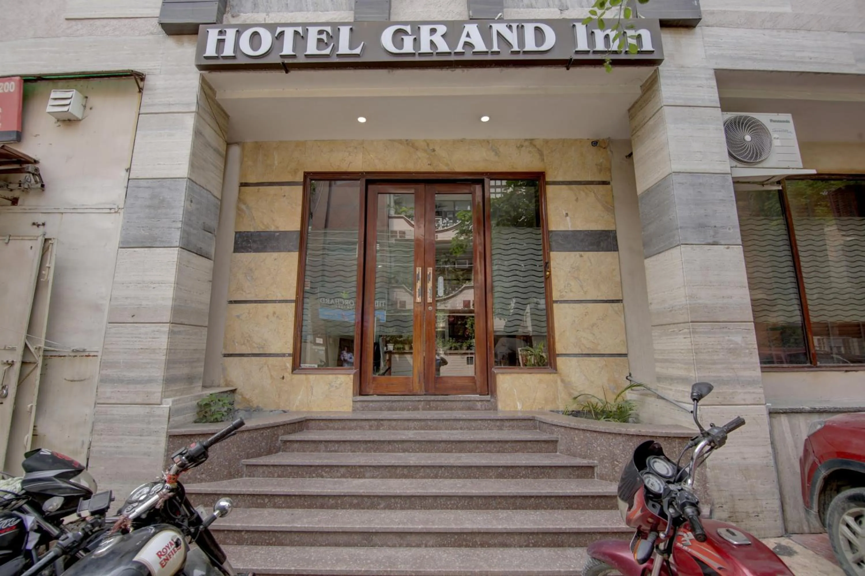 Facade/entrance in Townhouse Grand Inn