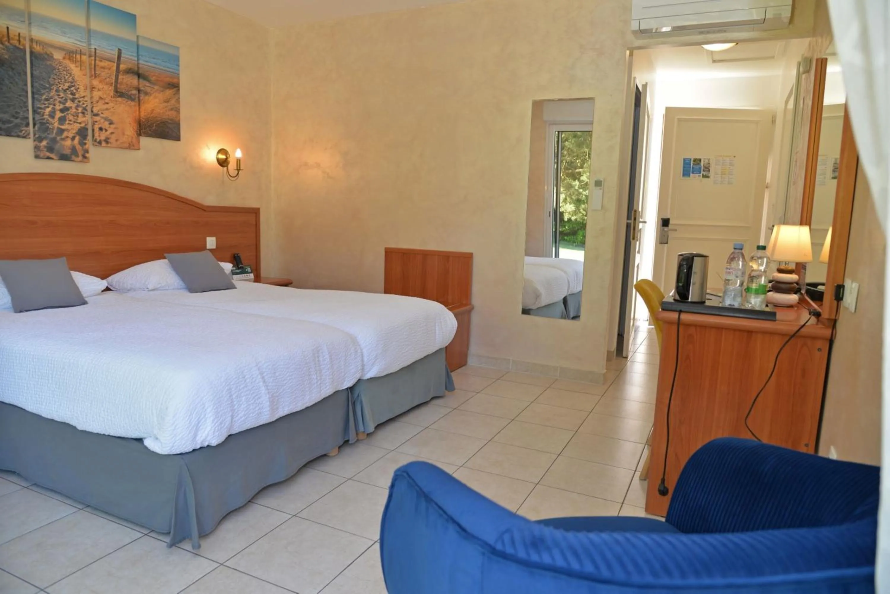 Bed in Logis - Hostellerie Le Chatel Nangis