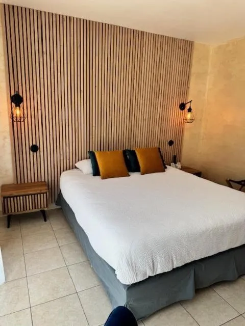 Bed in Logis - Hostellerie Le Chatel Nangis